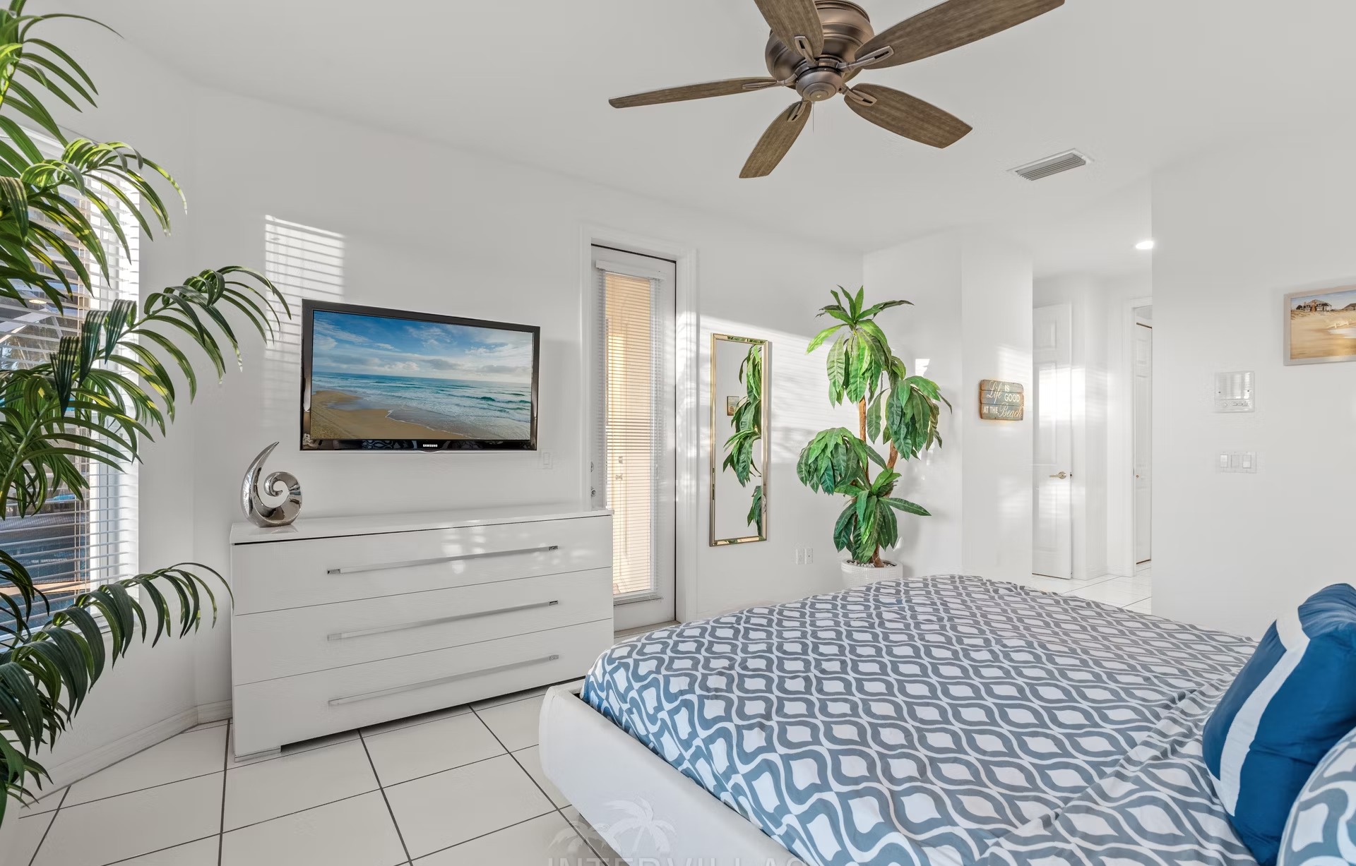 Poolbereich mit Liegen und Blick auf den Kanal am privaten Dock.