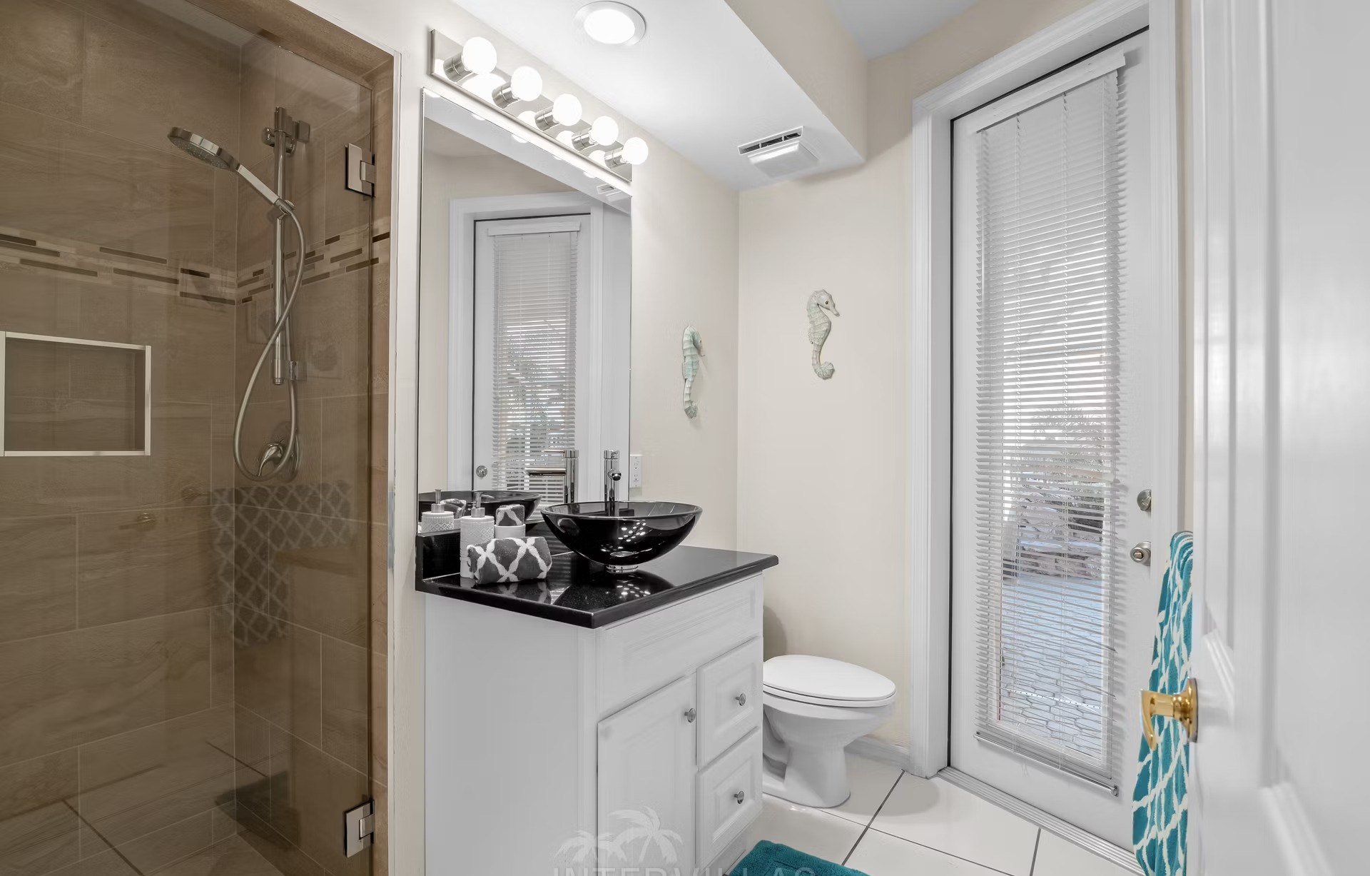 Beheizter Pool mit Liegen auf der Lanai am Kanal mit Bootssteg und Kajaks.