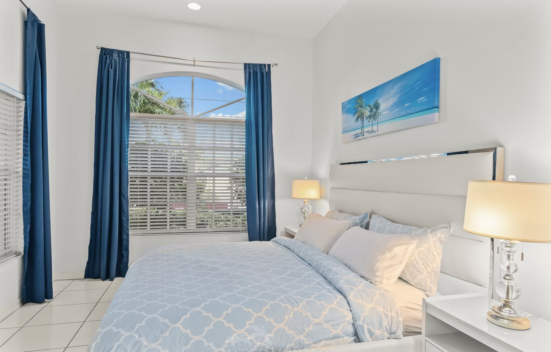 Poolbereich mit Liegen und überdachtem Sitzplatz am Kanal mit Bootsanlegestelle und Kajaks.