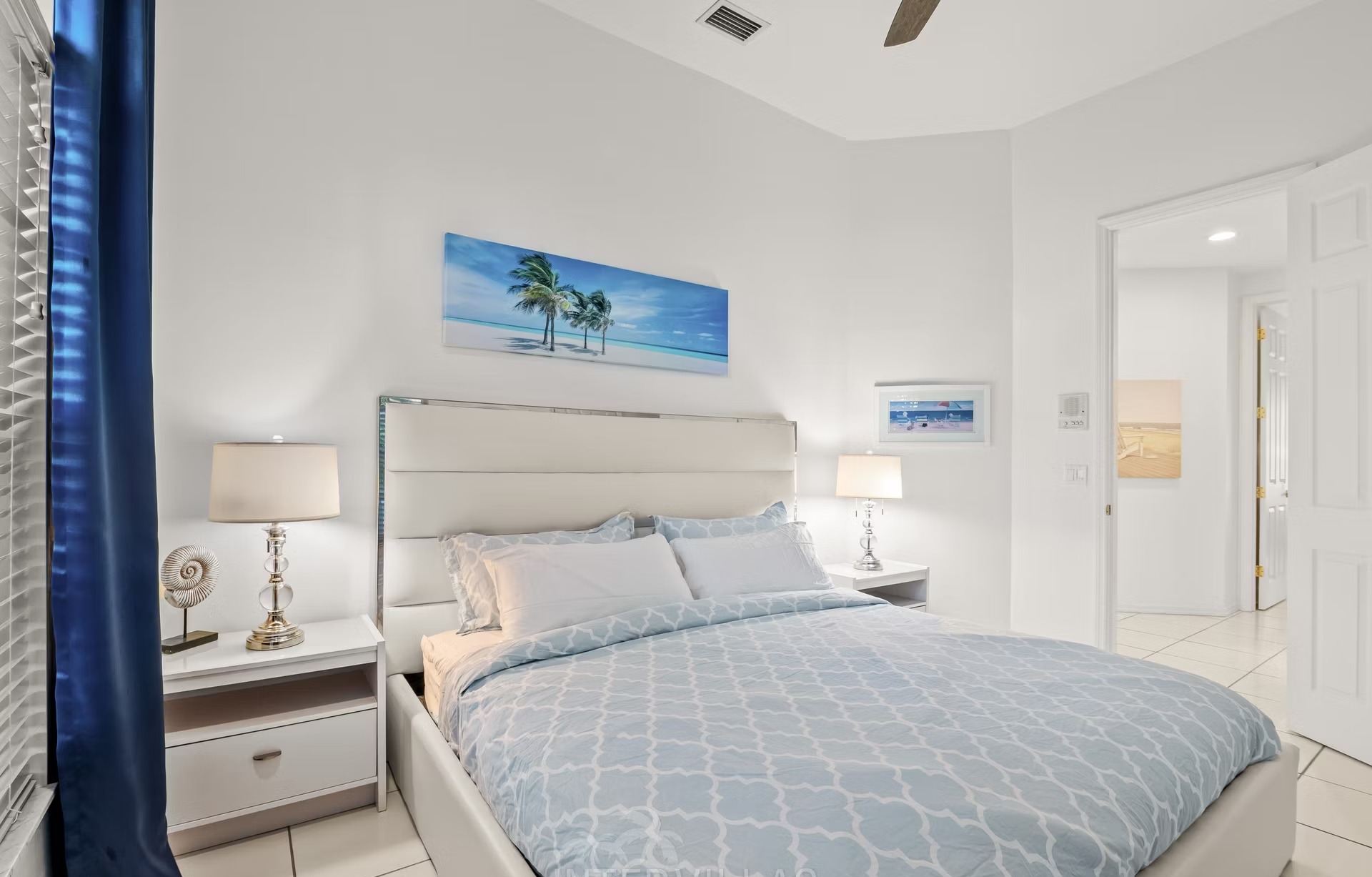 Poolbereich mit Liegen und überdachtem Sitzplatz am Kanal mit Bootsanlegestelle und Kajaks.