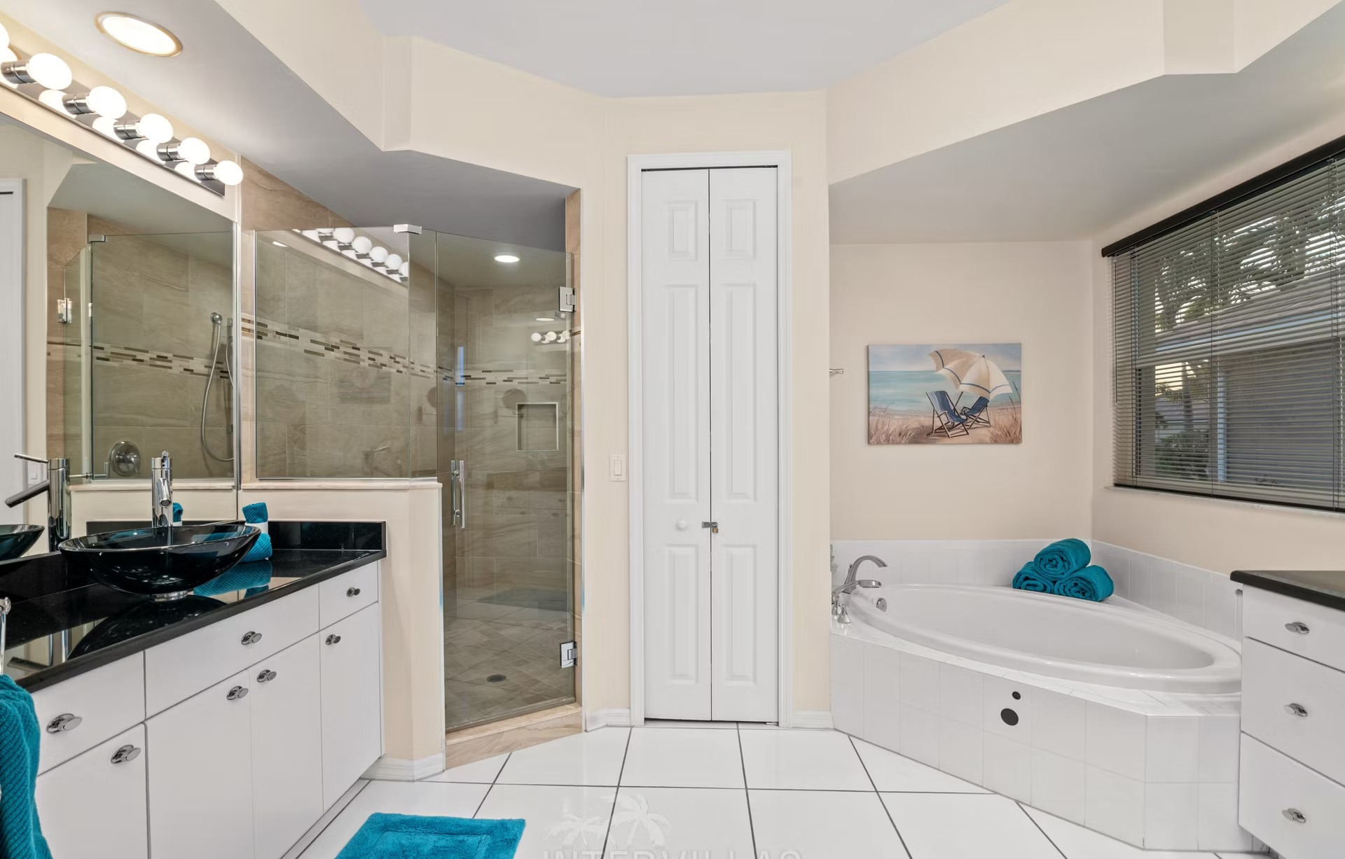 Poolbereich mit Liegen und Blick auf den Kanal am privaten Dock.