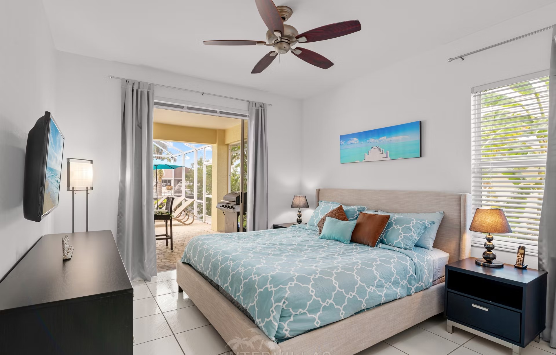 Poolbereich mit Liegen und überdachtem Sitzplatz am Kanal mit Bootssteg und Kajaks.