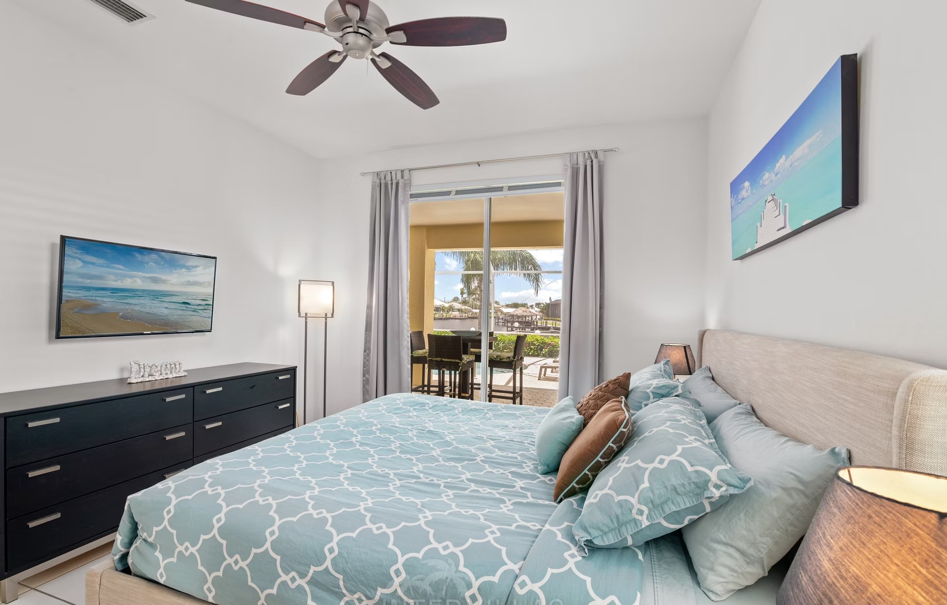 Beheizter Poolbereich mit Liegen und überdachtem Sitzplatz am Kanal.