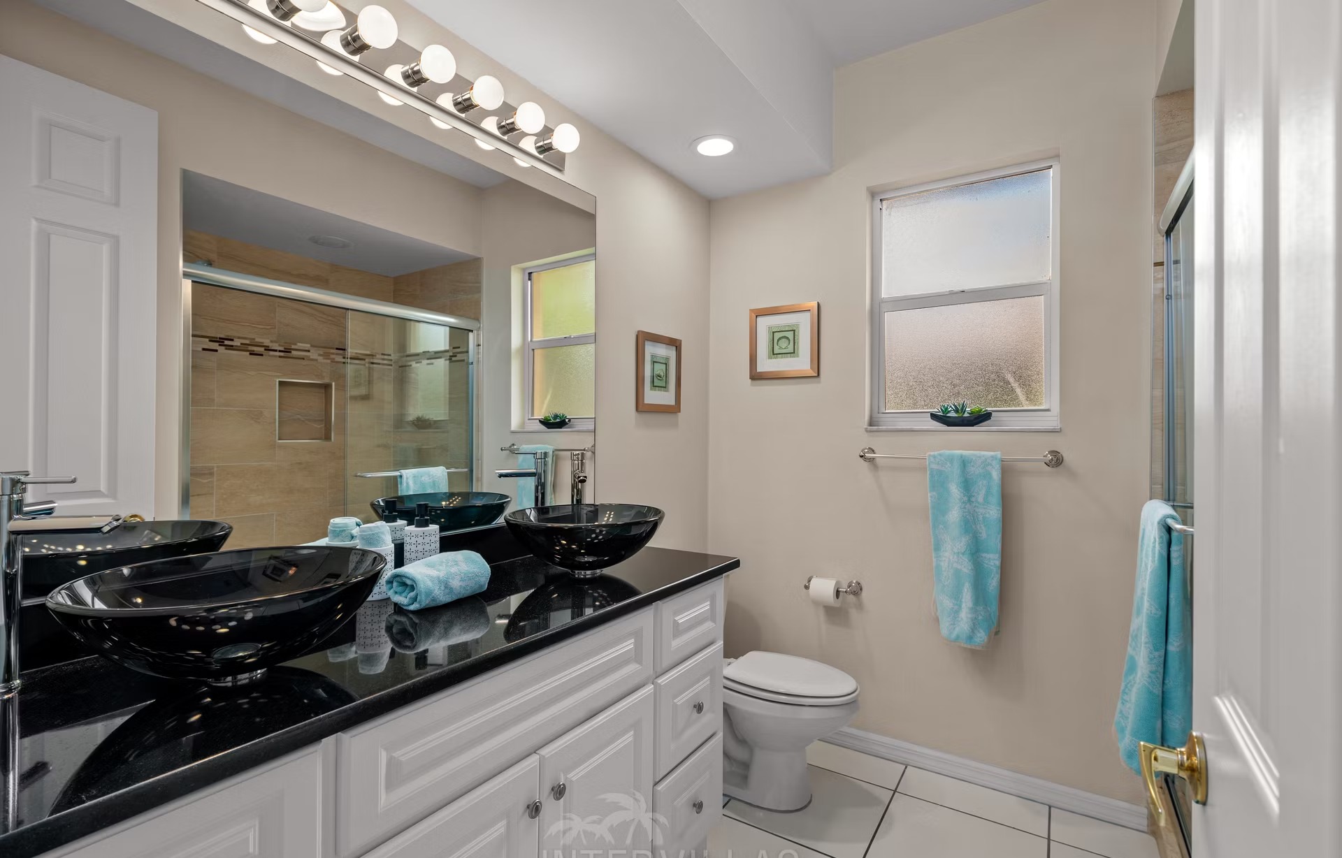 Poolbereich mit Liegen und Blick auf den Kanal und das Bootsdock