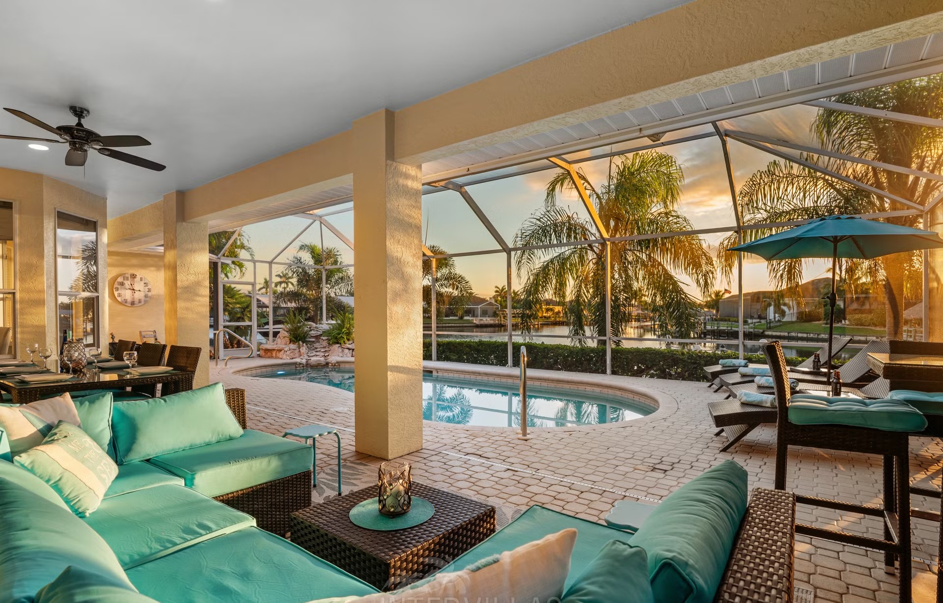 Poolbereich mit Liegen und Blick auf den Kanal am privaten Bootssteg.