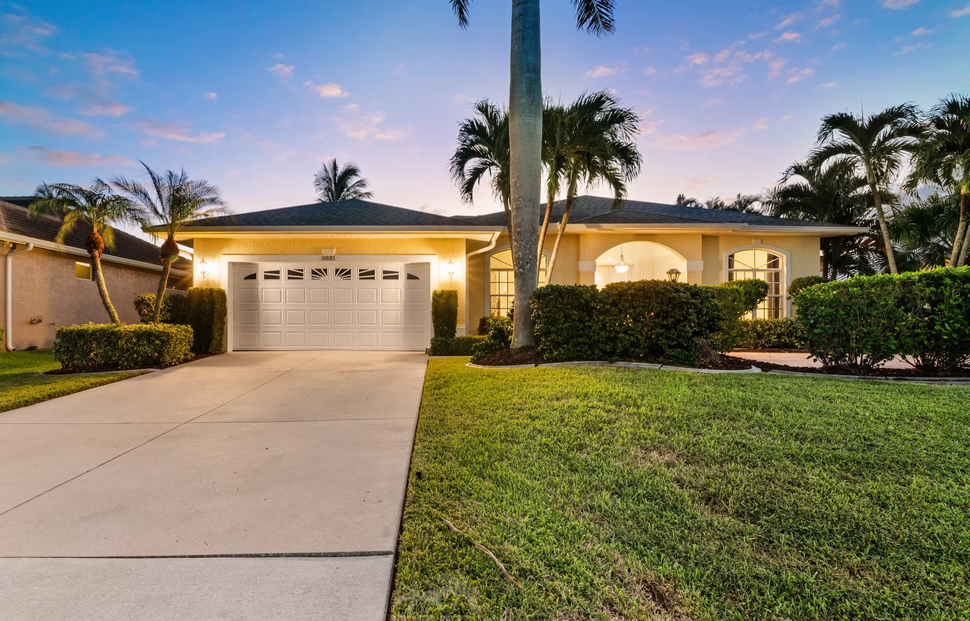 Poolbereich mit Liegen und Blick auf den Kanal am eigenen Dock.