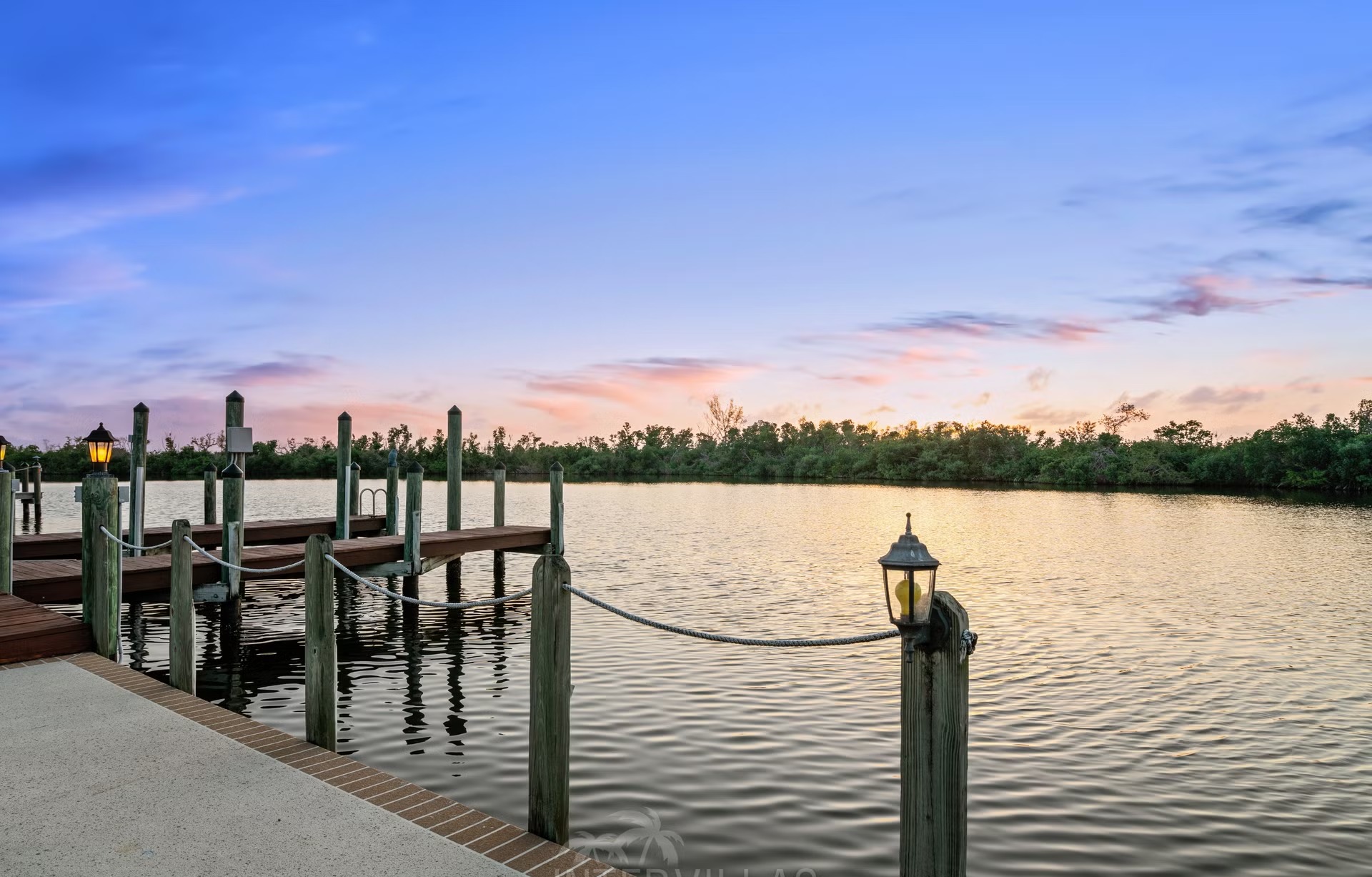 Westlich ausgerichteter Pool mit Spa am Wasser und privatem Bootsdock.