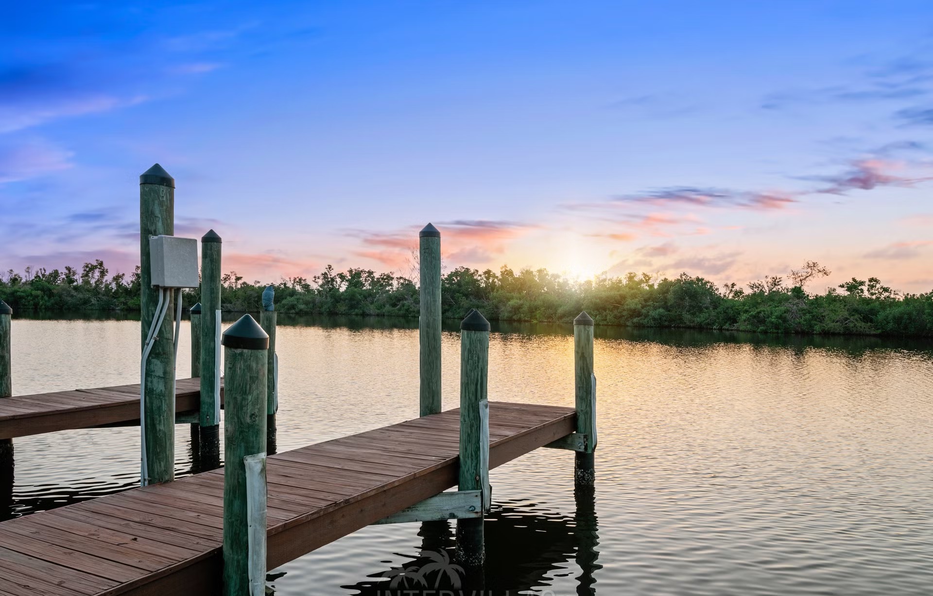Außenbereich mit Pool und Spa am Wasser mit Bootsdock und Lift.