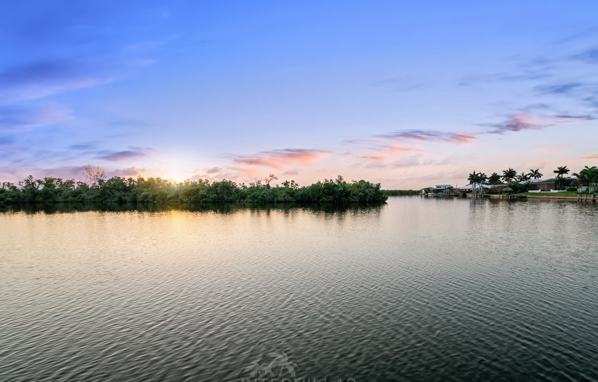 Westlich ausgerichteter Pool mit Spa am Wasser mit privatem Bootsdock und Lift.