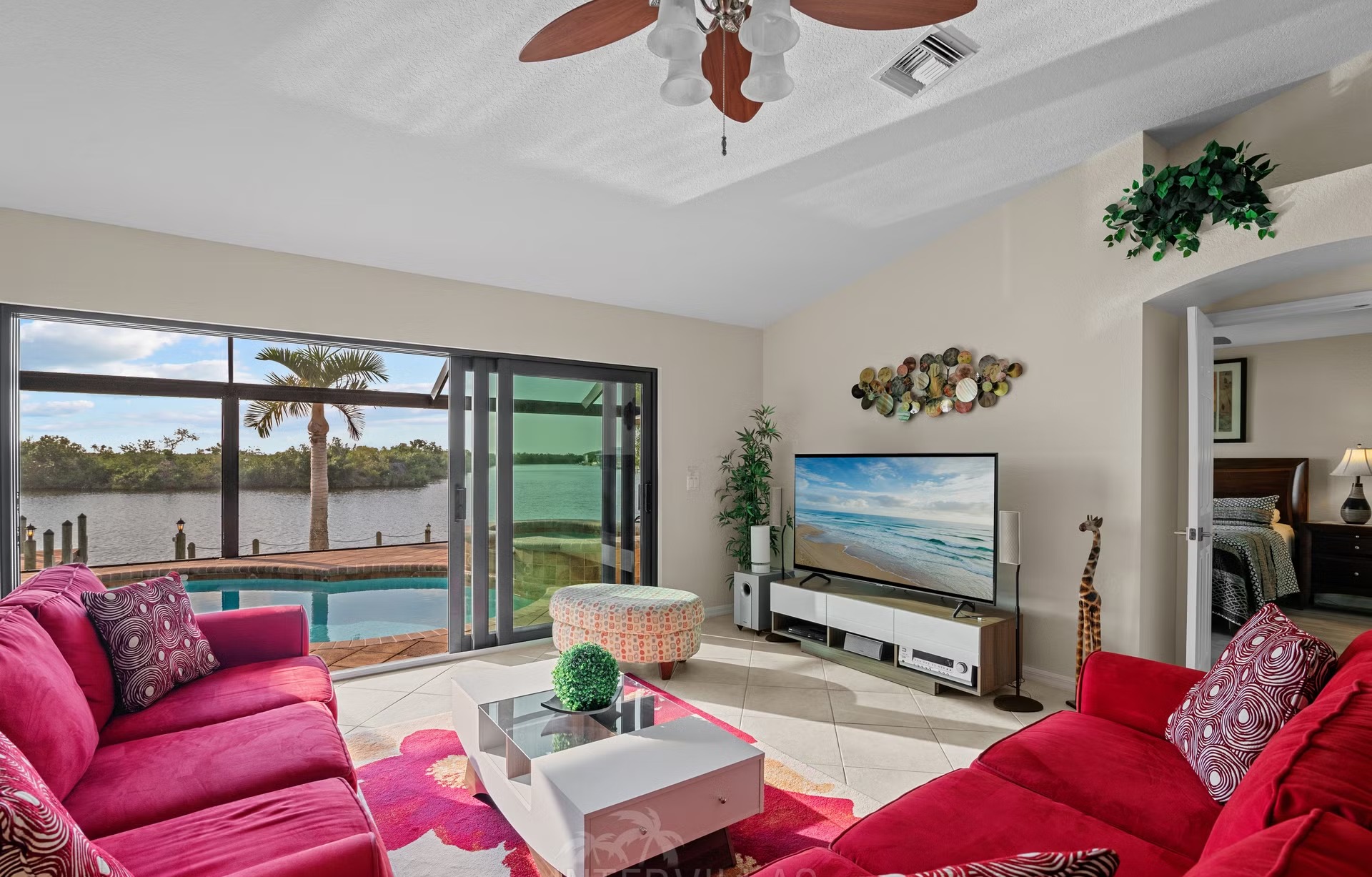 Westlich ausgerichteter Pool mit Spa und Blick auf den Kanal.