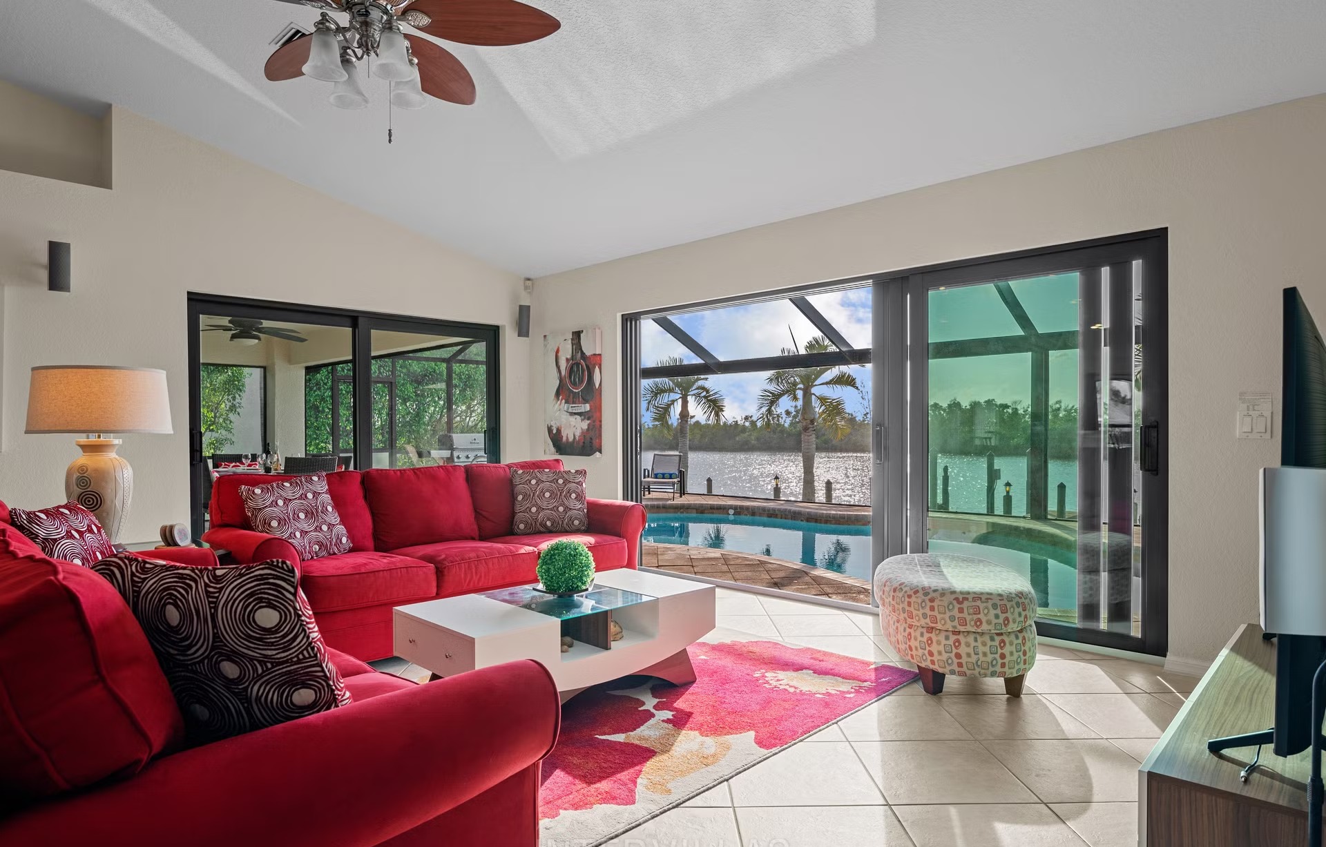 Außenbereich mit Pool und Spa am Wasser mit Bootsdock und Lift