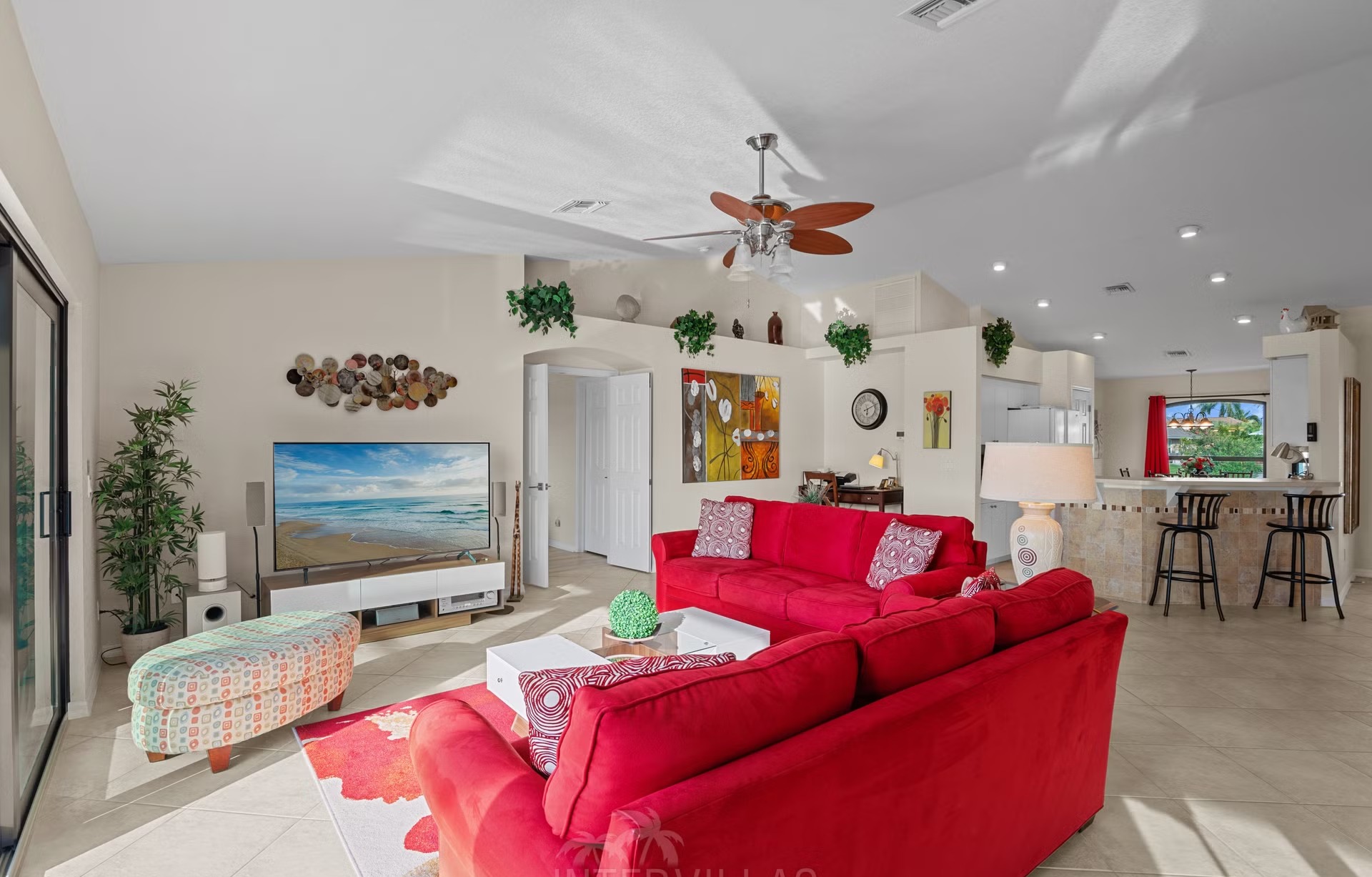 Westlich ausgerichteter Pool mit Spa und Blick auf den Kanal