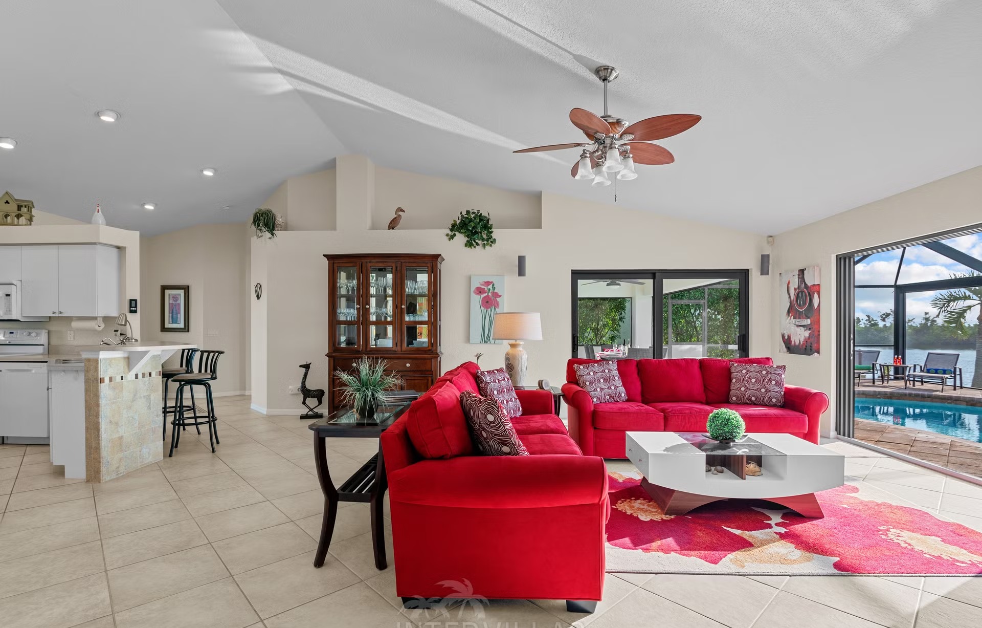 Westlich ausgerichteter Pool mit Spa und Blick auf den Wasserkanal.