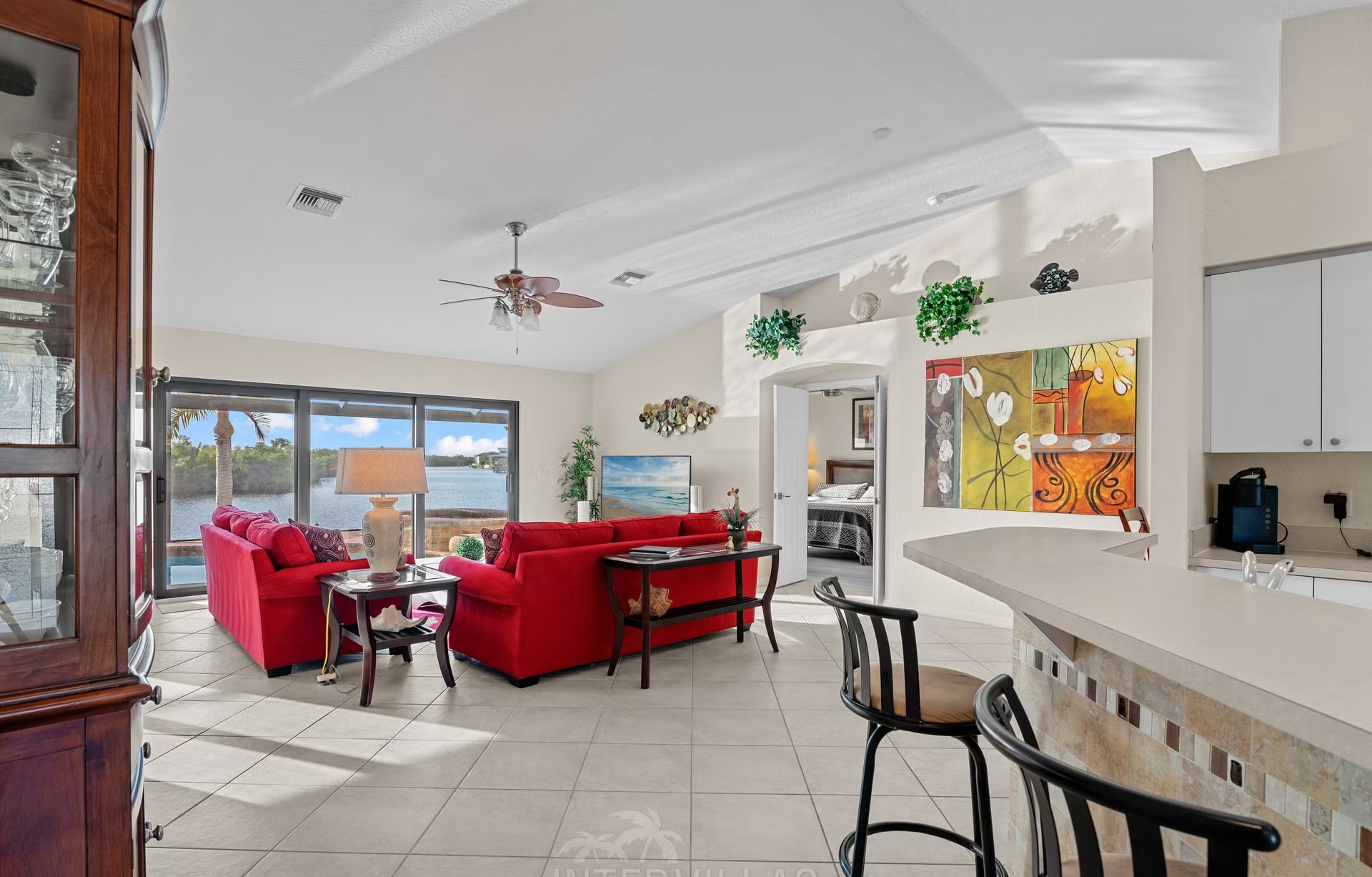 Westlich ausgerichteter Pool mit Spa und Blick auf den Kanal.