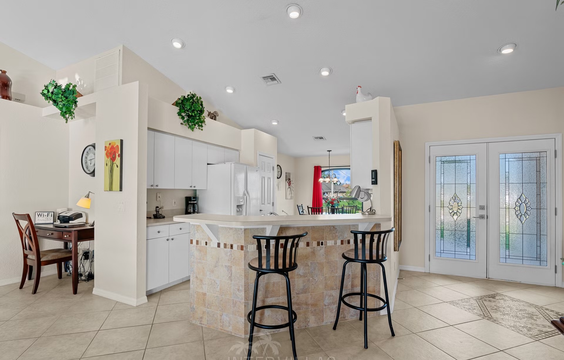 Westlich ausgerichteter Pool mit Spa am Wasser und privatem Bootsdock.