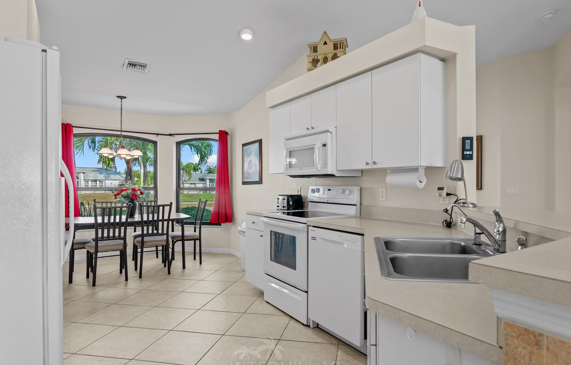 Außenbereich mit Pool und Spa am Wasser mit Bootsdock und Lift.