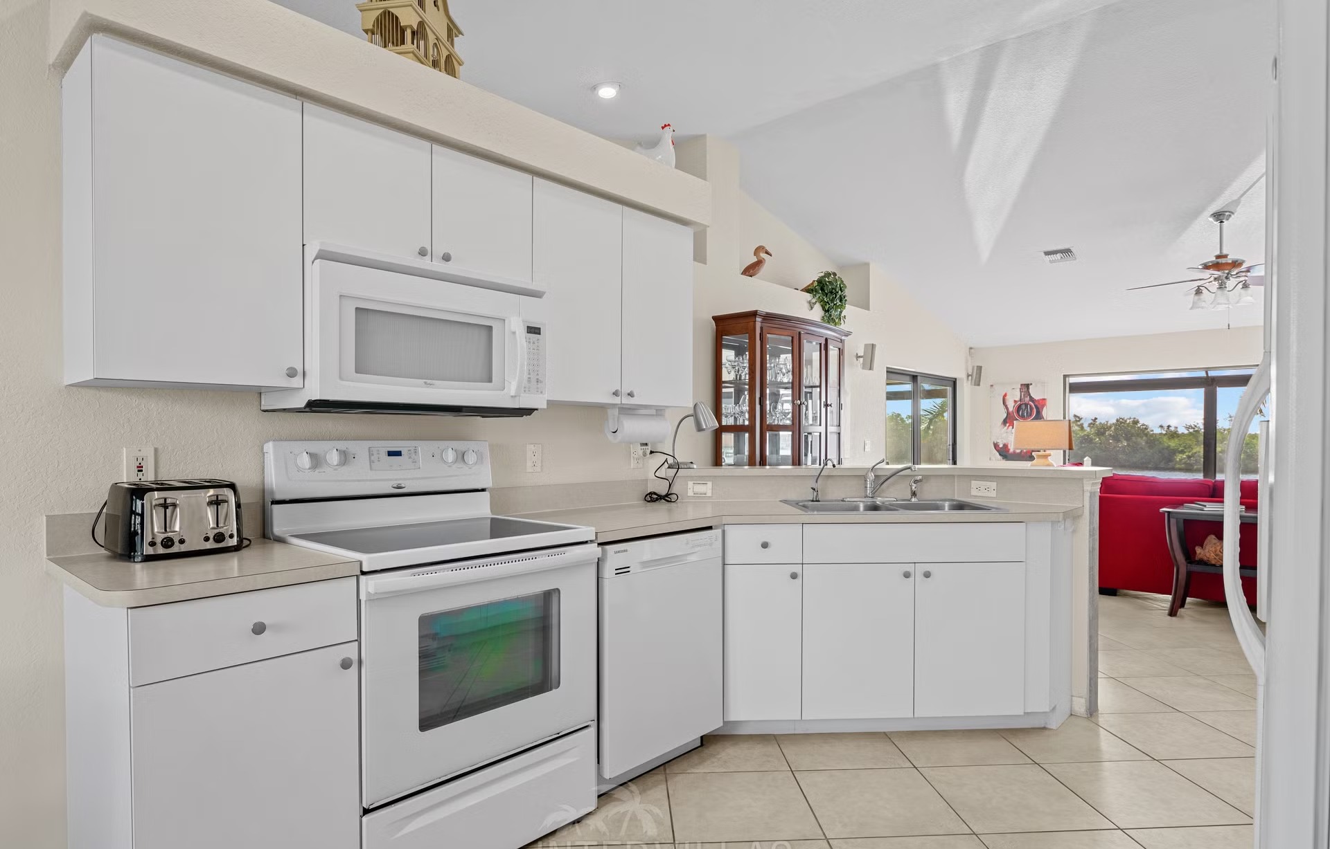 Außenbereich mit Pool und Spa am Wasser mit Bootsdock und Lift.