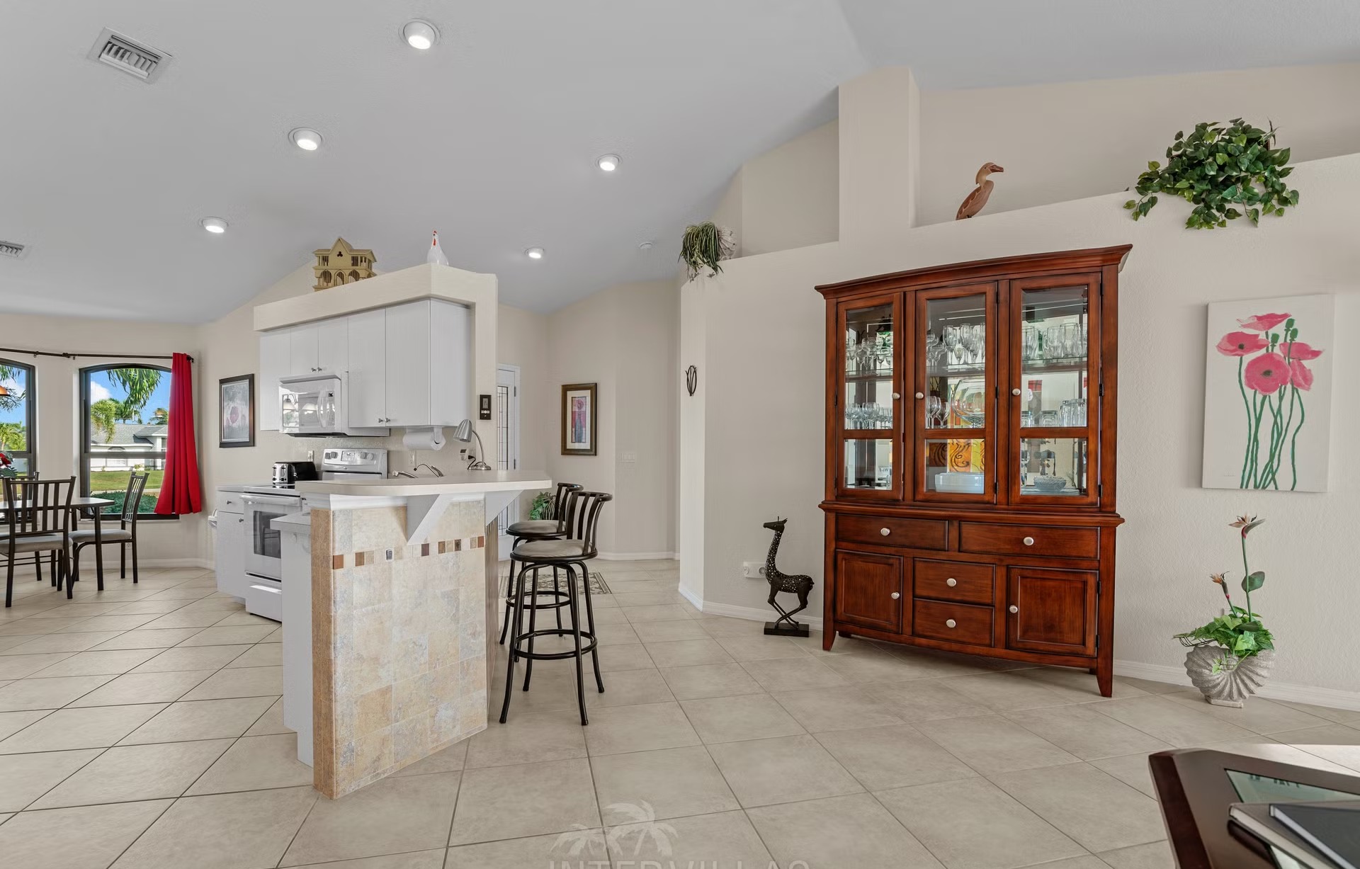 Westlich ausgerichteter Pool mit Spa am Wasser mit Bootsdock und Lift.