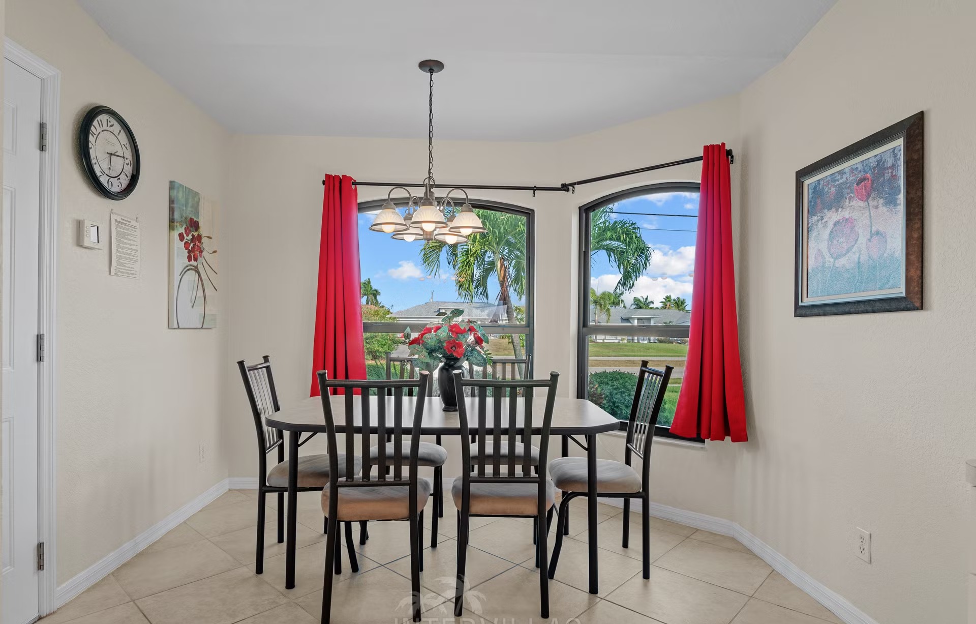 Westlich ausgerichteter Pool mit Spa und Blick auf den Wasserkanal.