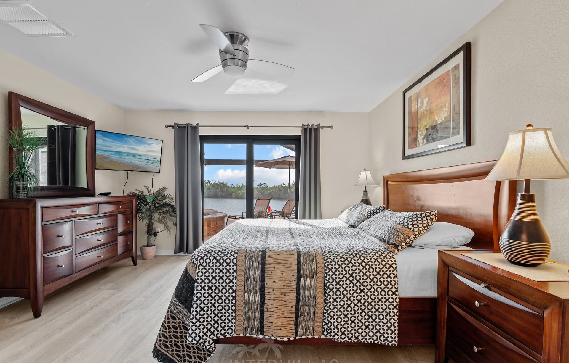 Außenbereich mit beheiztem Pool und Spa am Wasser mit Bootsdock und Lift.