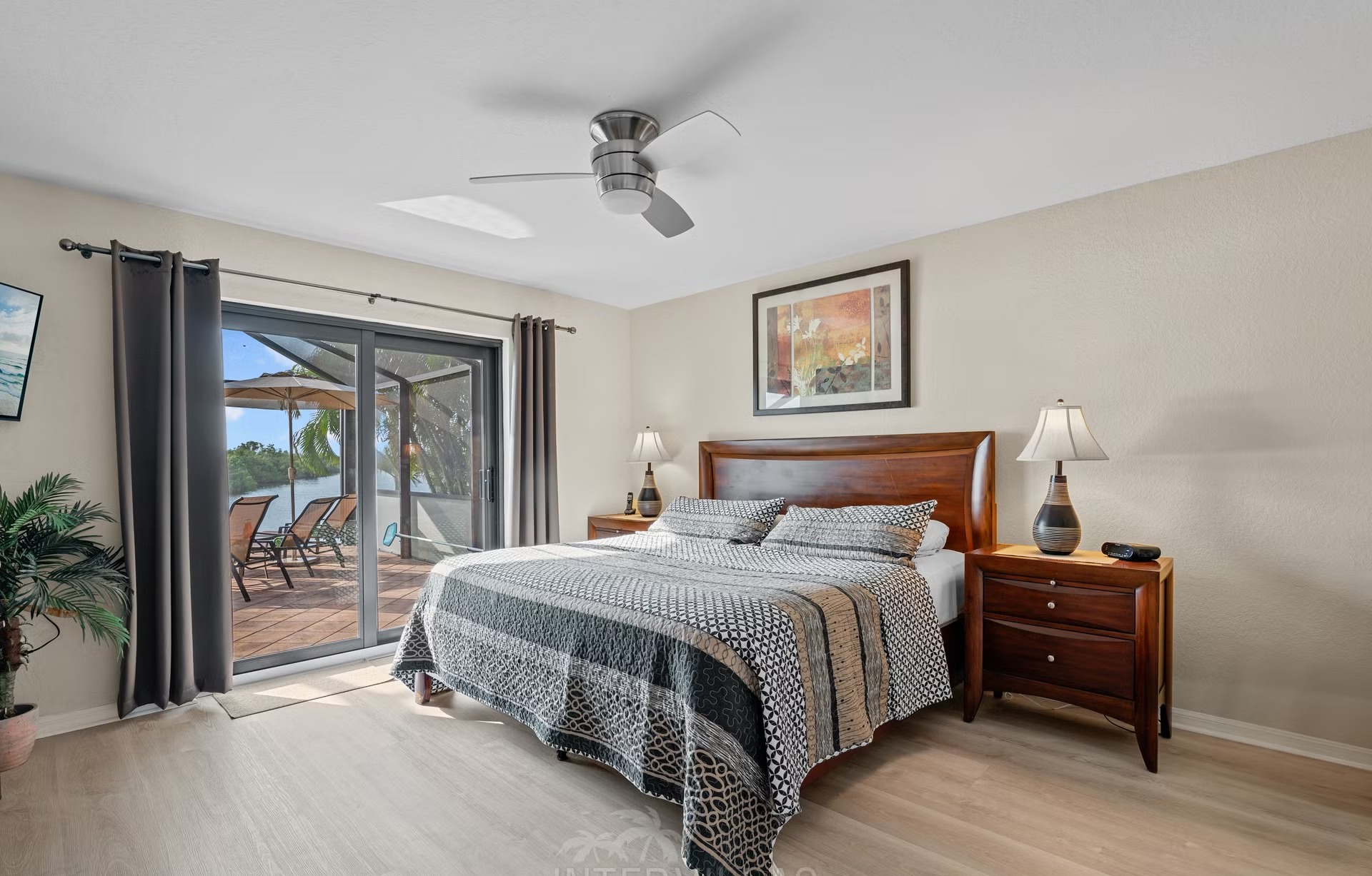 Außenbereich mit Pool und Spa am Wasser mit Bootsdock und Lift.