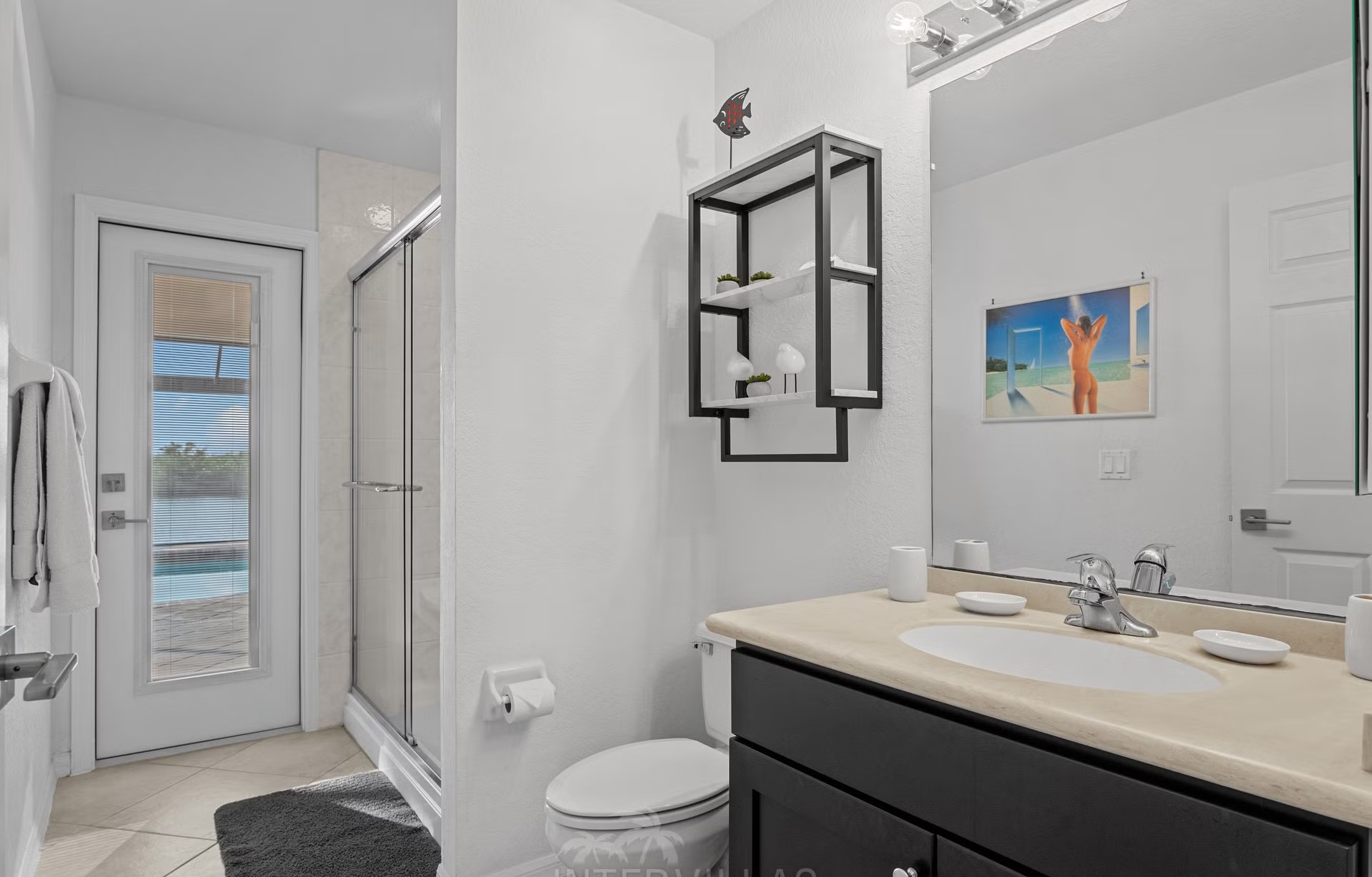 Beheizter Pool mit Spa und Blick auf den Wasserkanal.