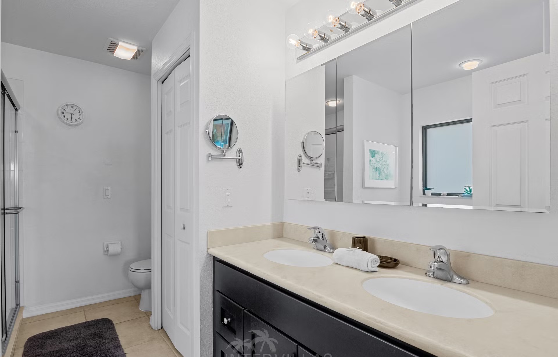 Westlich ausgerichteter Pool mit Spa am Wasser und privatem Bootsdock.