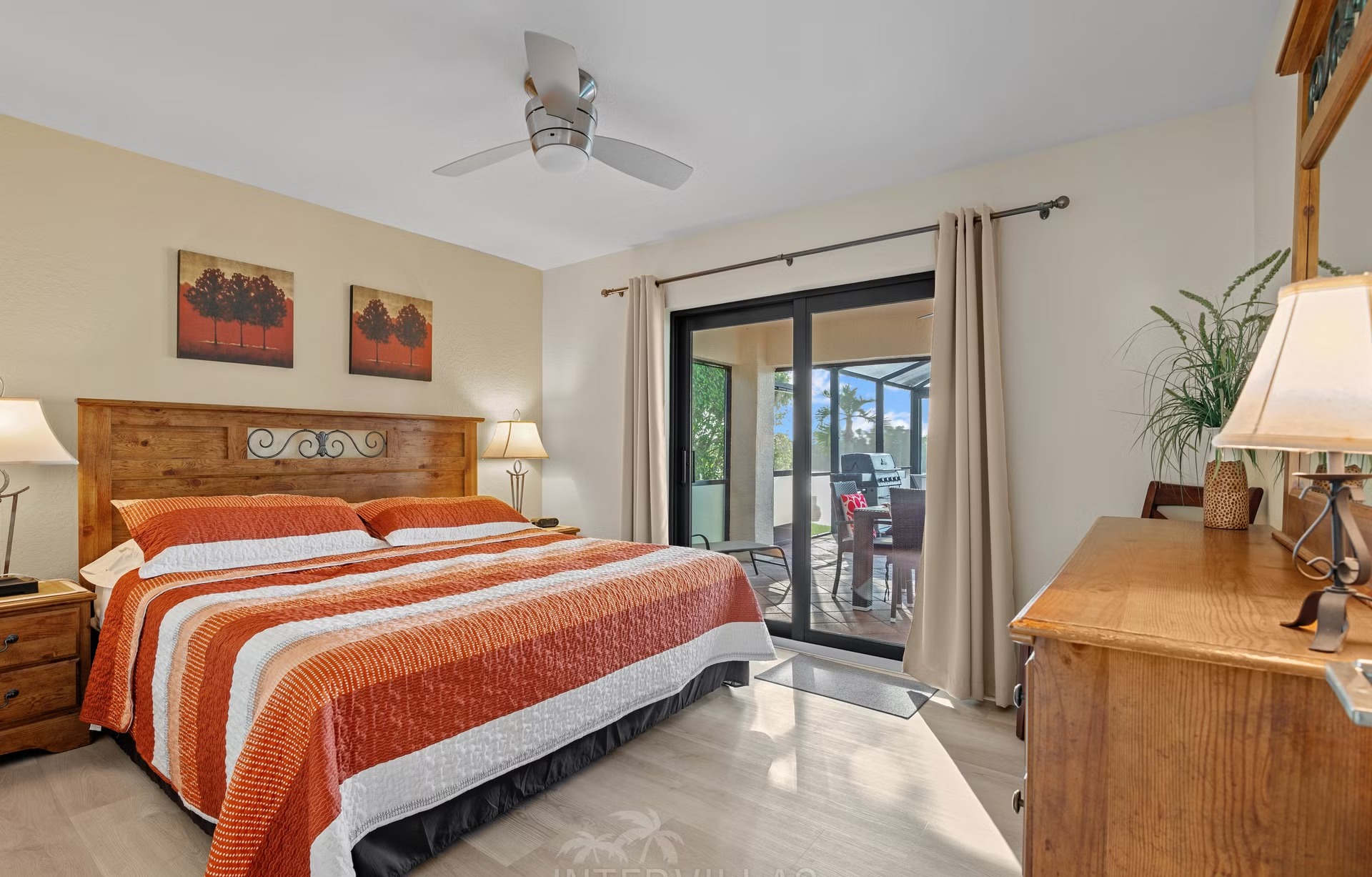 Westlich ausgerichteter Pool mit Spa am Wasser mit Bootsdock und Lift.