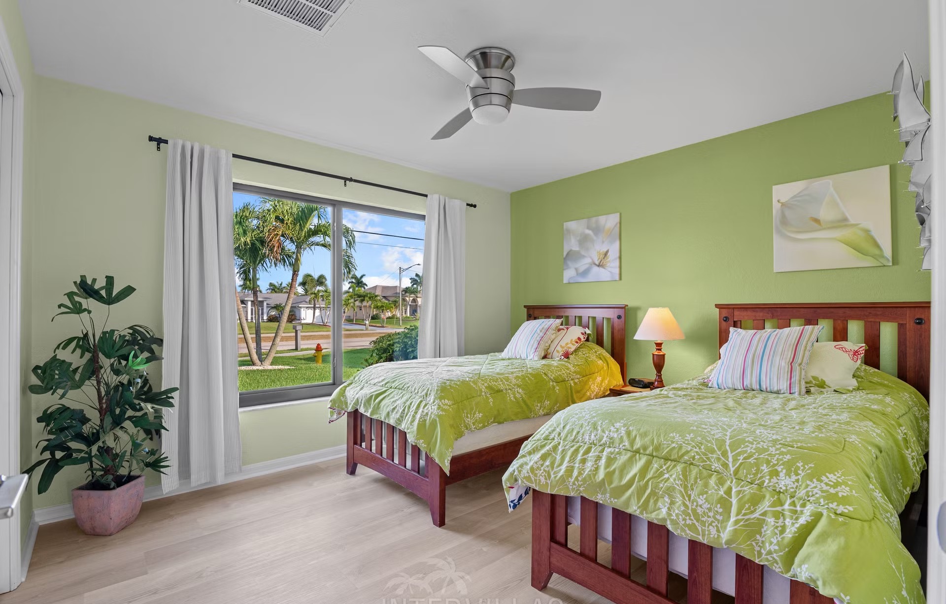 Westlich ausgerichteter Pool mit Spa am Wasser und privatem Bootsdock.