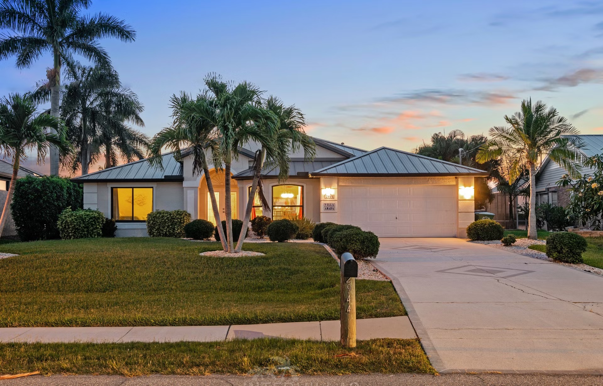 Beheizter Pool mit Spa und Blick auf den Kanal am Abend