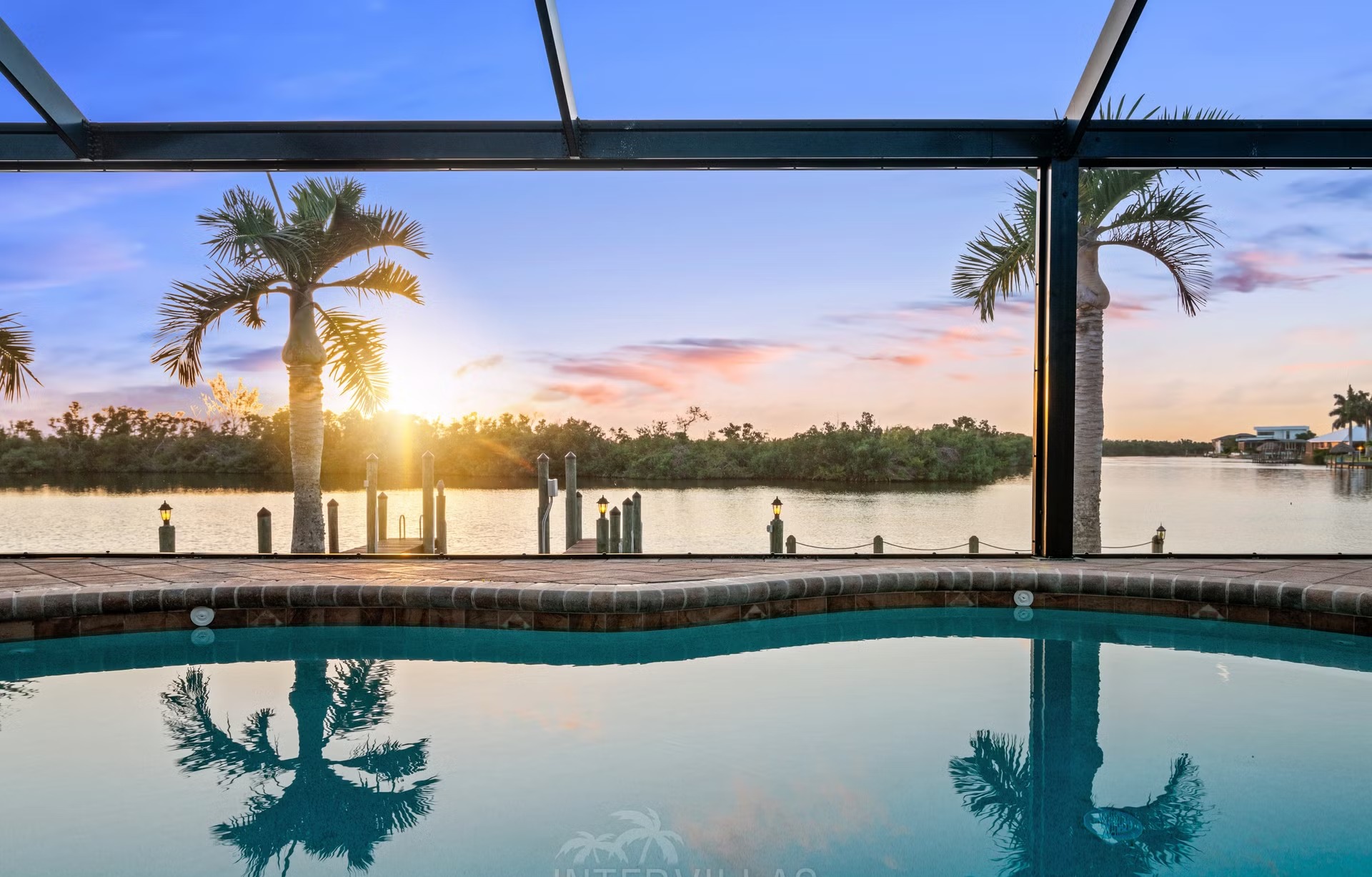 Beheizter Pool mit Spa und Blick auf den Kanal.