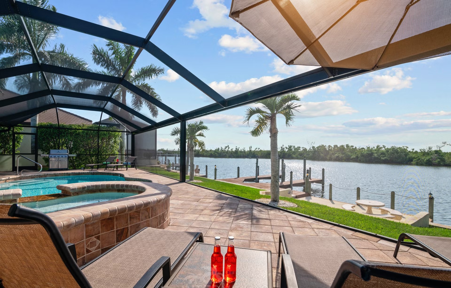 Westlich ausgerichteter Pool mit Spa am Wasser mit privatem Bootsdock.