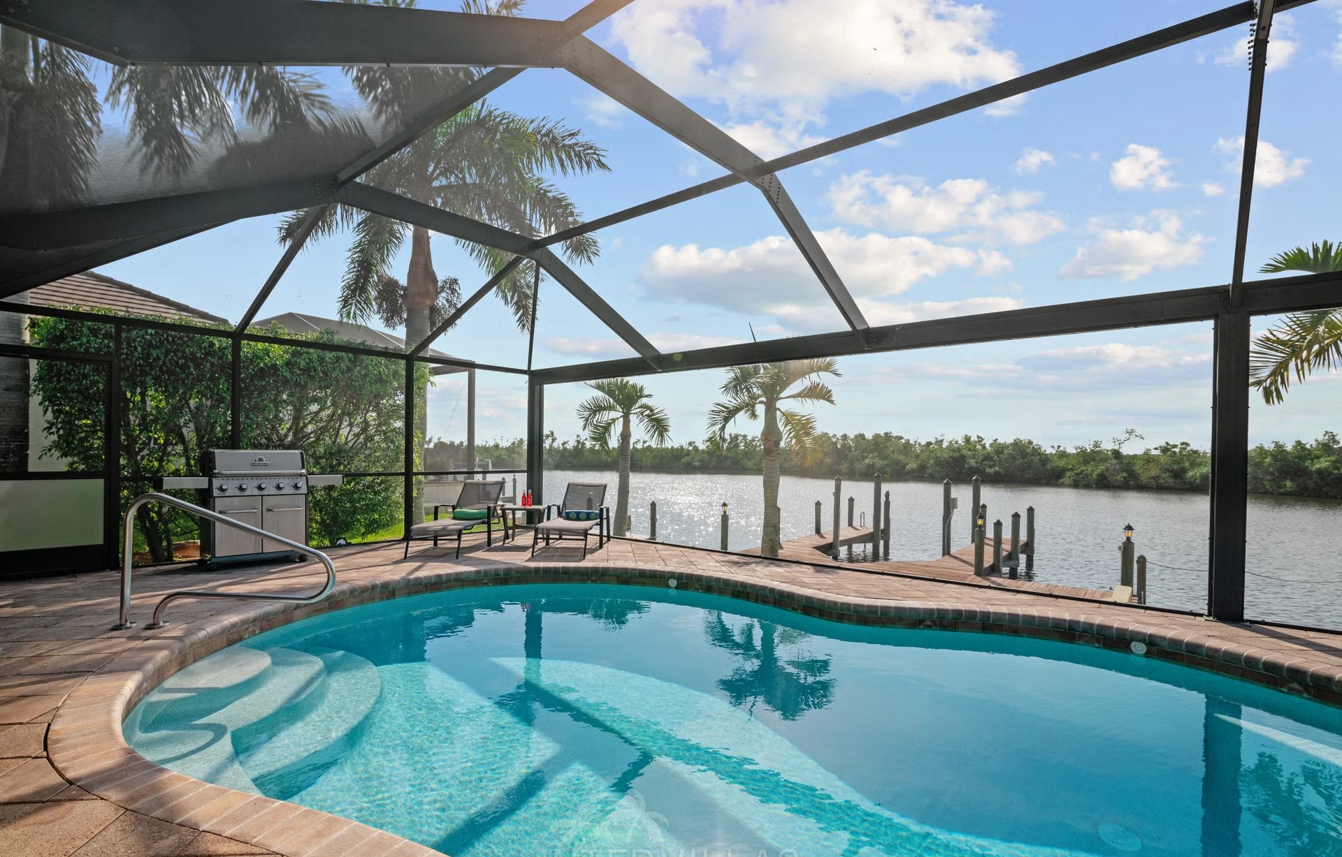 Westlich ausgerichteter Pool mit Spa und Blick auf den Kanal.