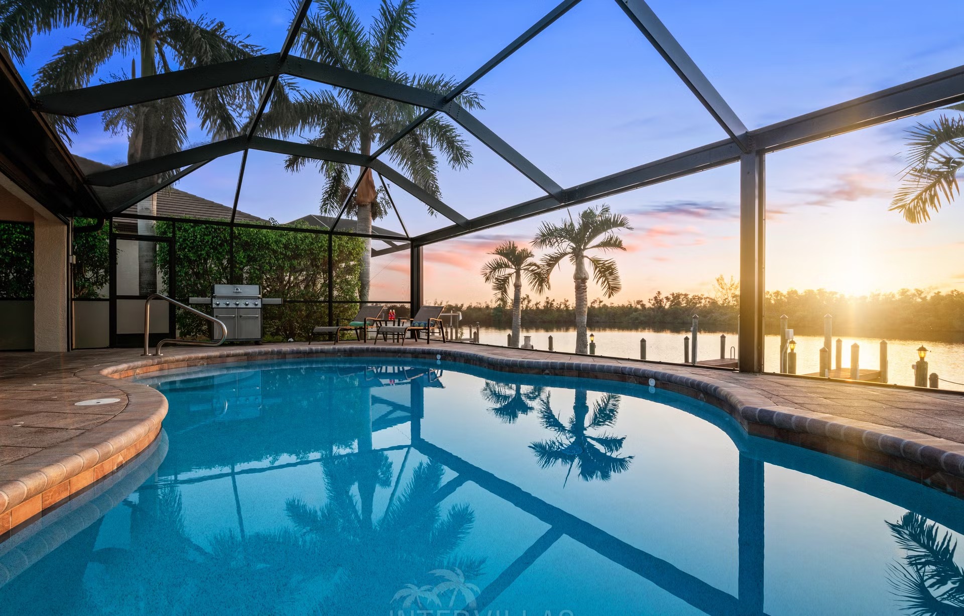Pool- und Terrassenbereich am Wasser mit Bootsdock und Lift
