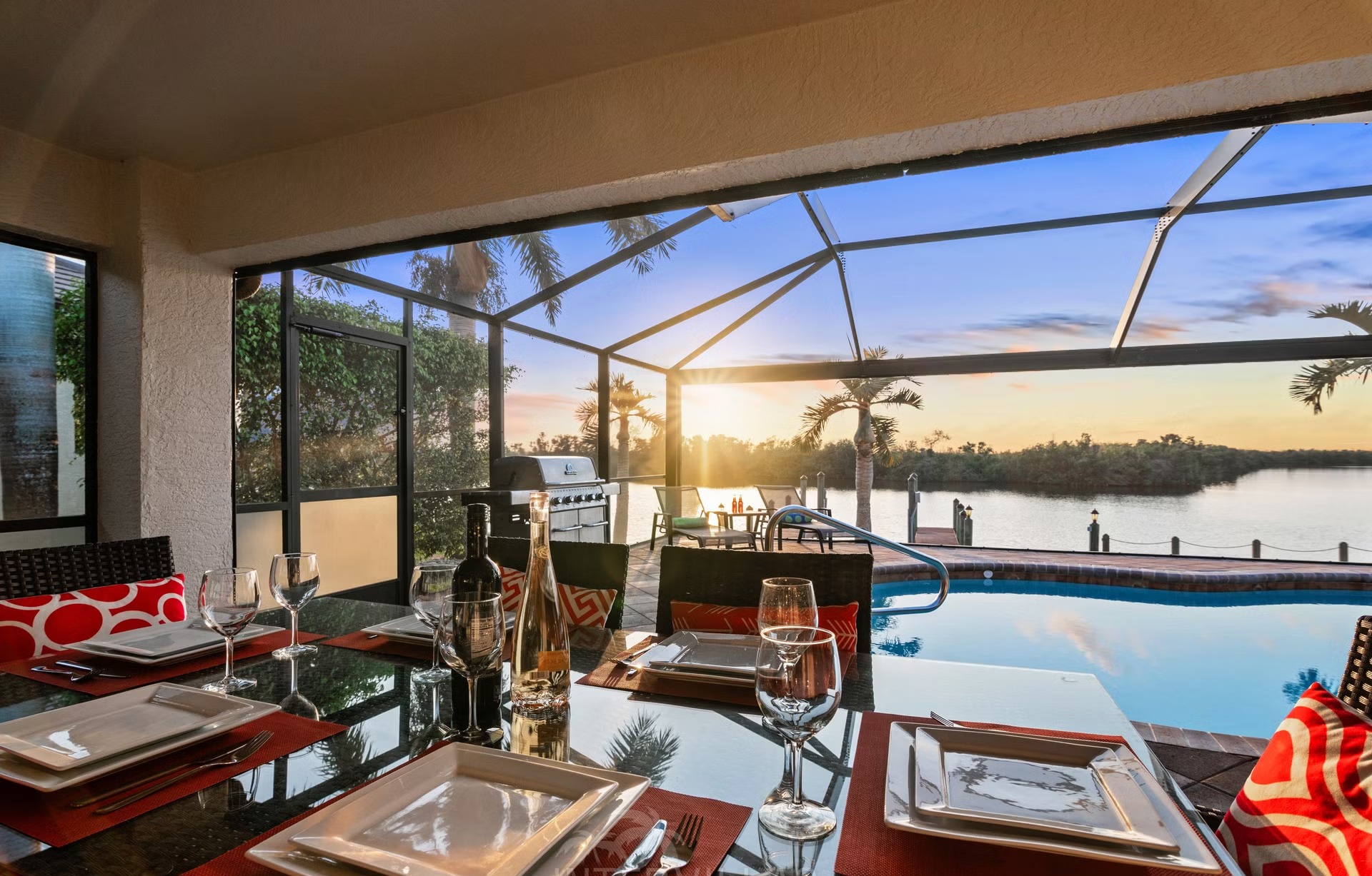 Westlich ausgerichteter Pool mit Spa am Wasser mit Bootsdock und Lift.