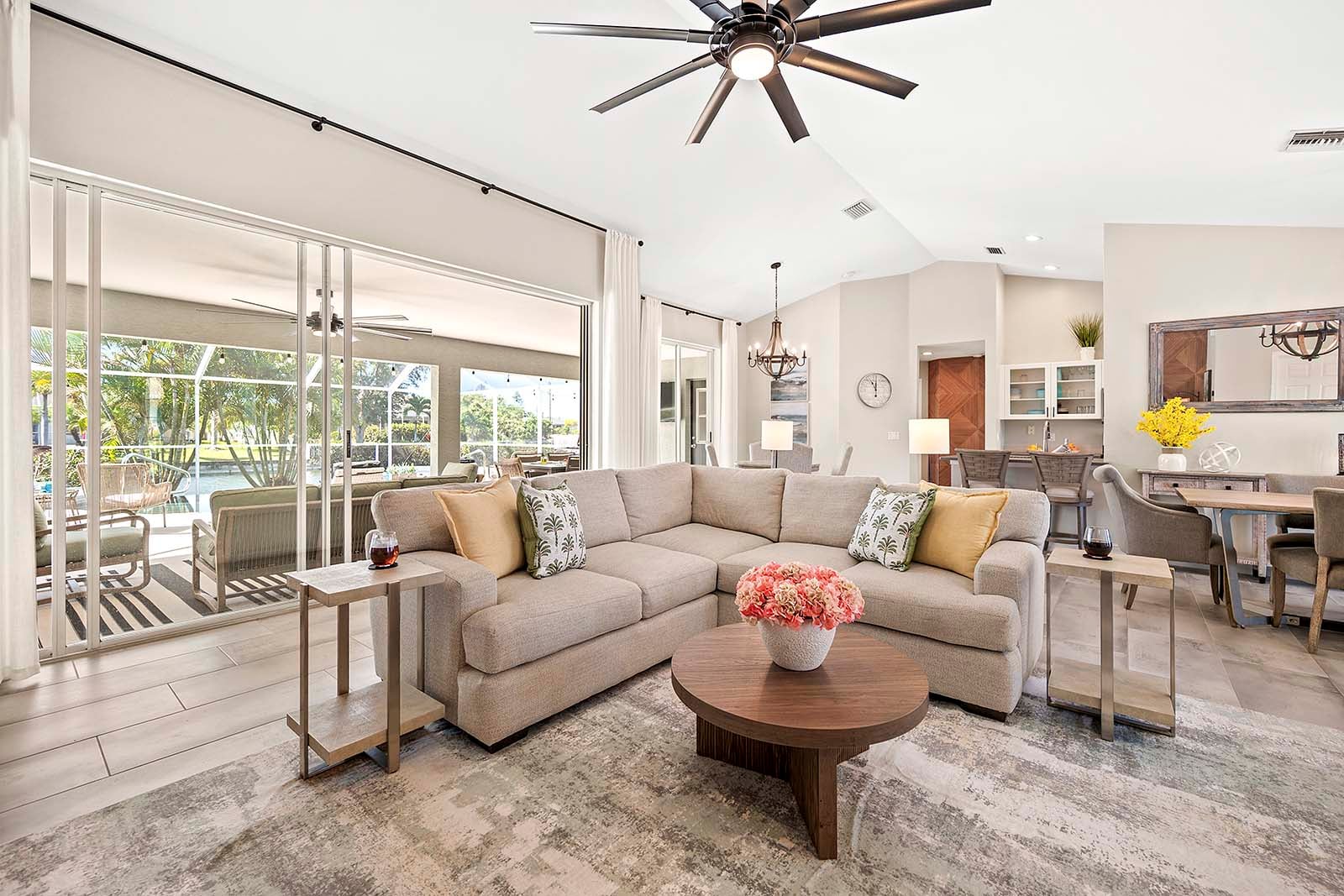 Wohnzimmer mit Blick auf Pool und Lanai