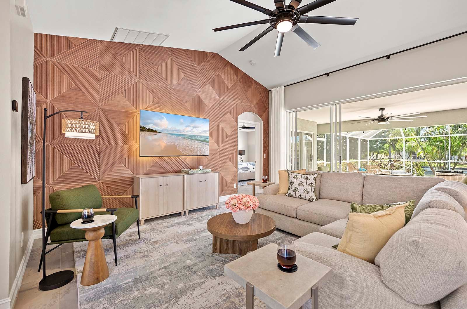 Wohnzimmer mit Akzentwand und Smart-TV mit Streaming-Diensten