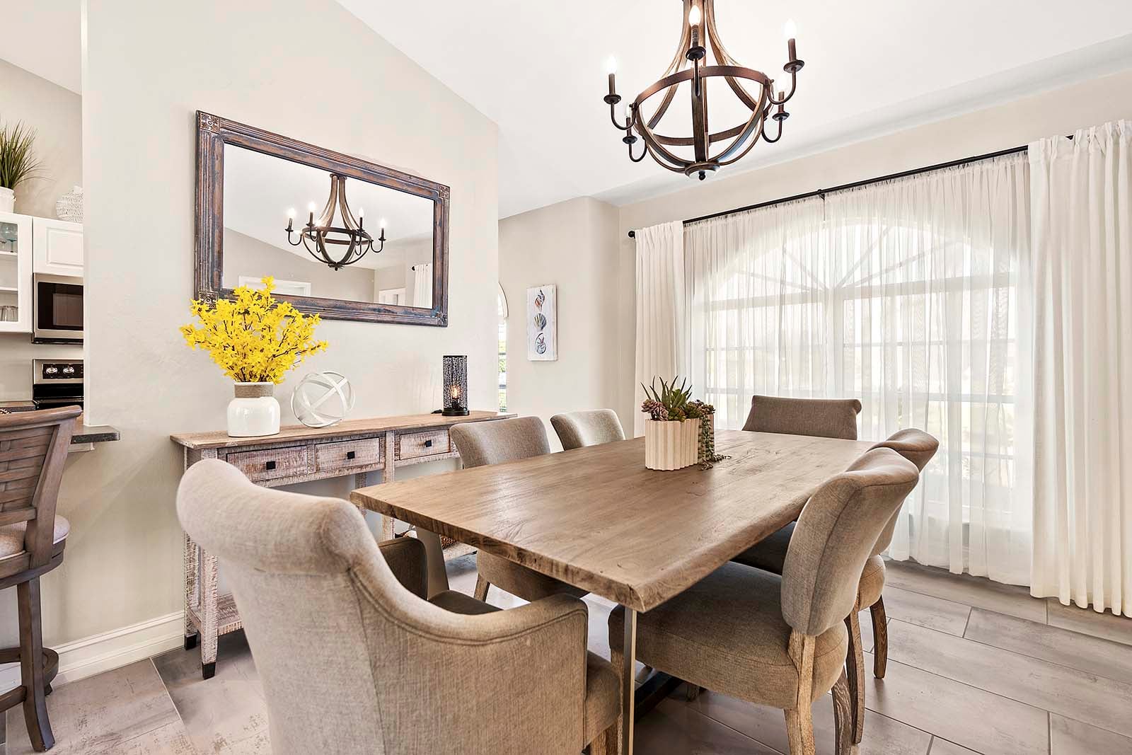 Großer Essbereich mit Gartenblick