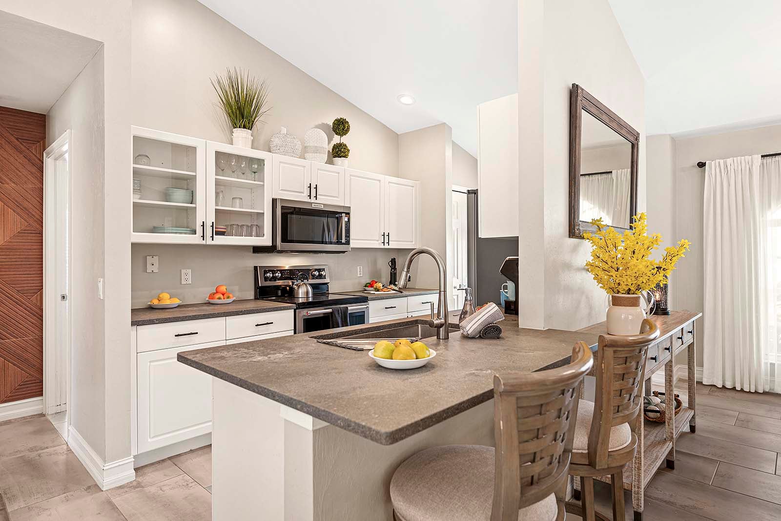 Küche mit Bar und Blick auf den Hauptwohnraum