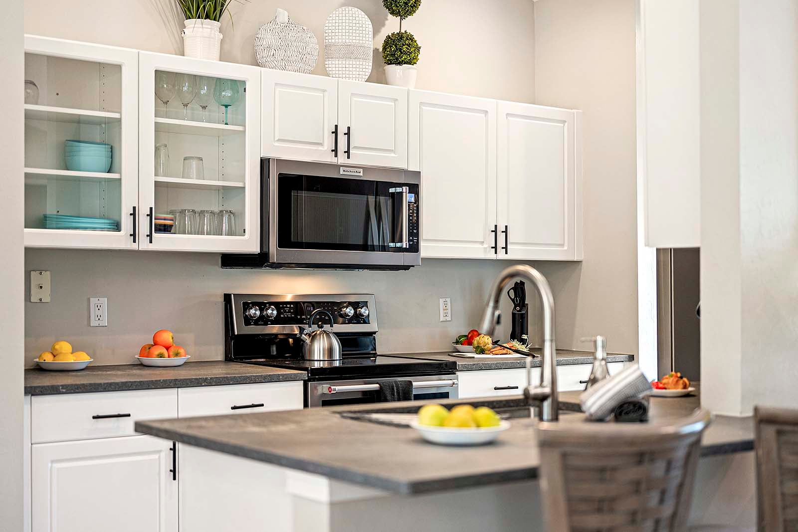 Küche mit Edelstahlgeräten