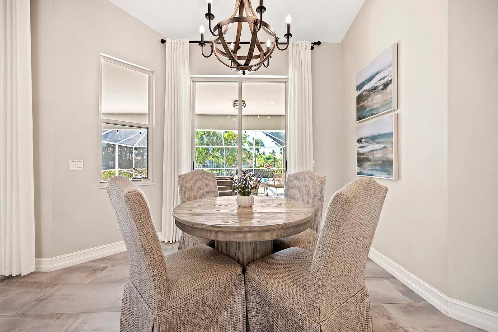 Eckbereich mit Sitzgelegenheiten für vier Personen