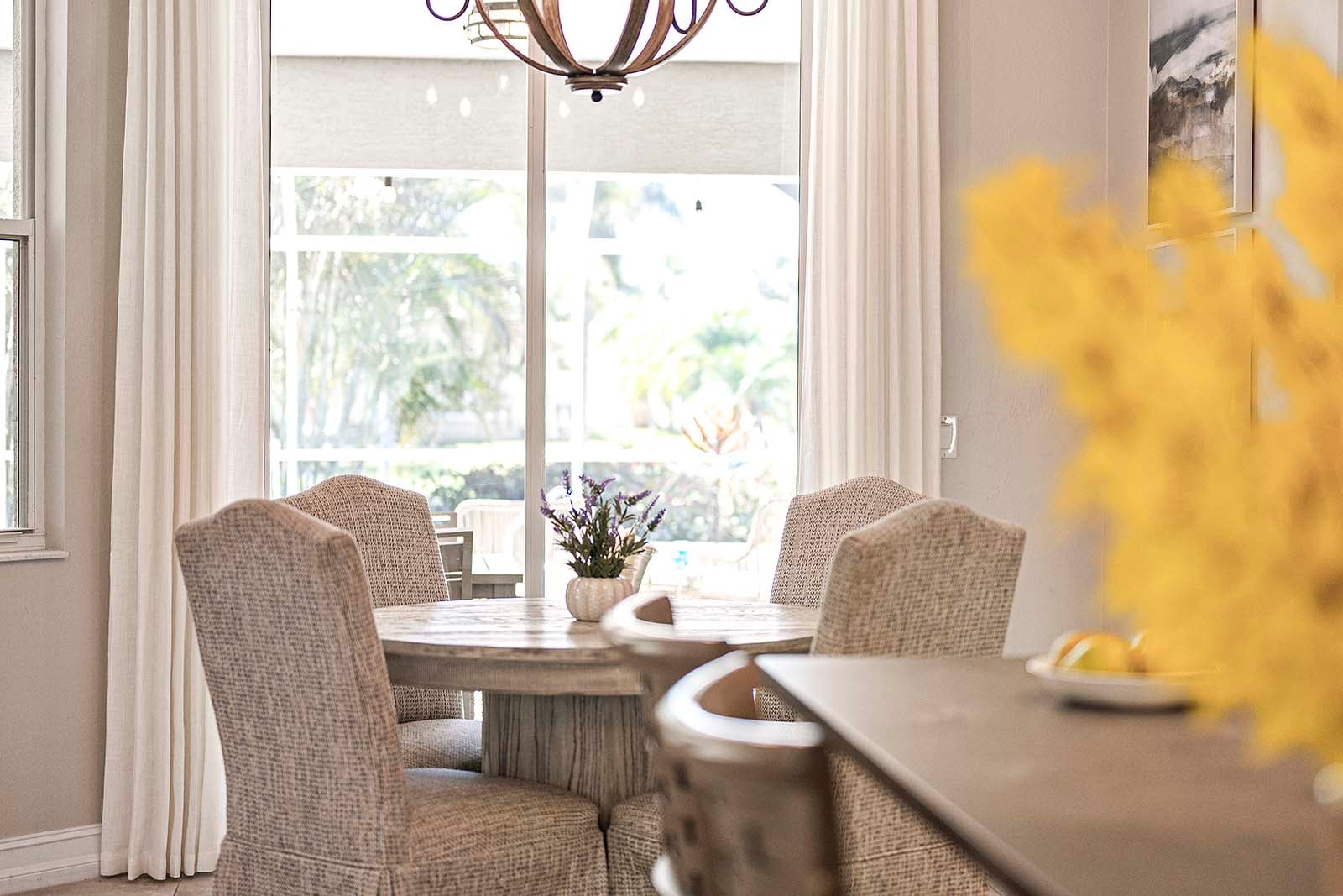 Frühstücksecke mit Blick auf die Veranda