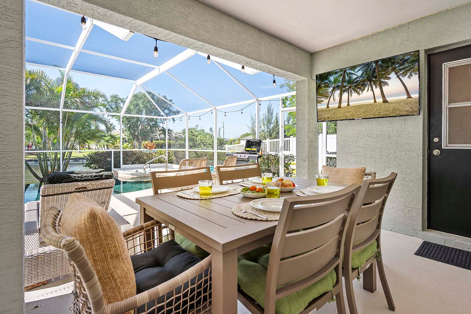 Überdachte Veranda zum Essen im Freien oder zum Fußballschauen am Sonntag