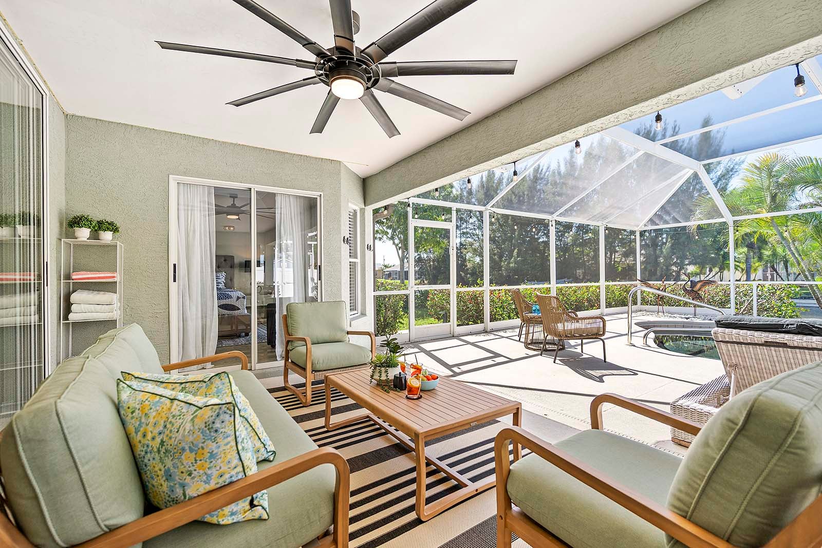 Sitzbereich im Freien, ideal zum Lesen und Entspannen