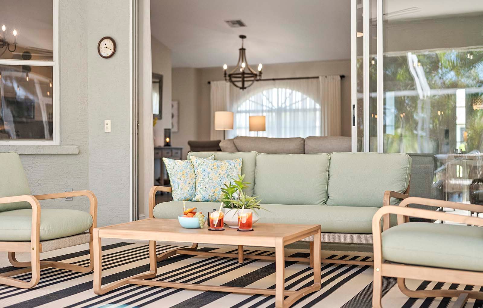 Loungebereich unter überdachter Veranda