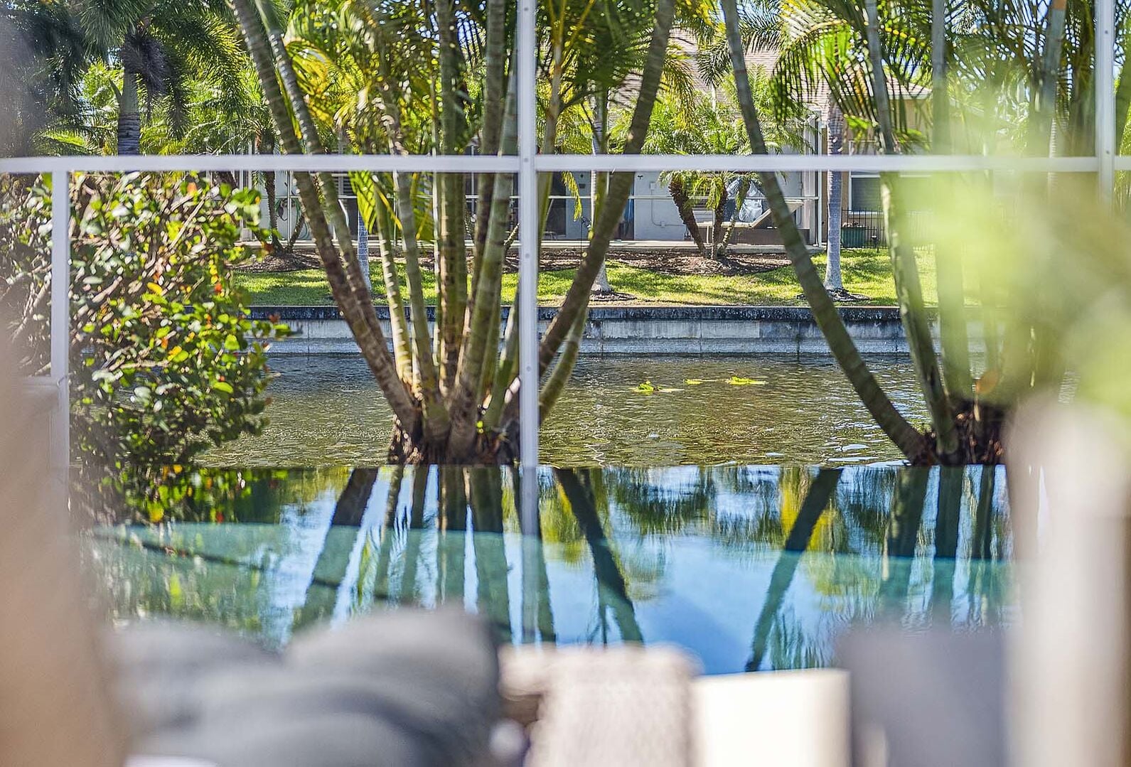 Traumhafter Blick auf Kanal und Pool