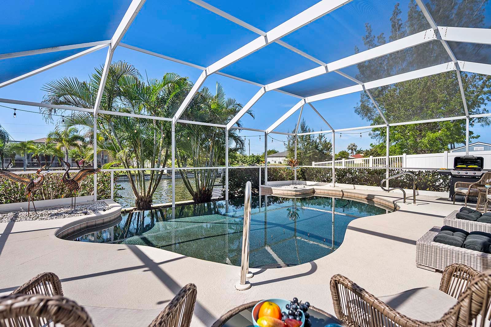 Darum geht es in Florida: Pool und Veranda, umgeben von üppiger Landschaft