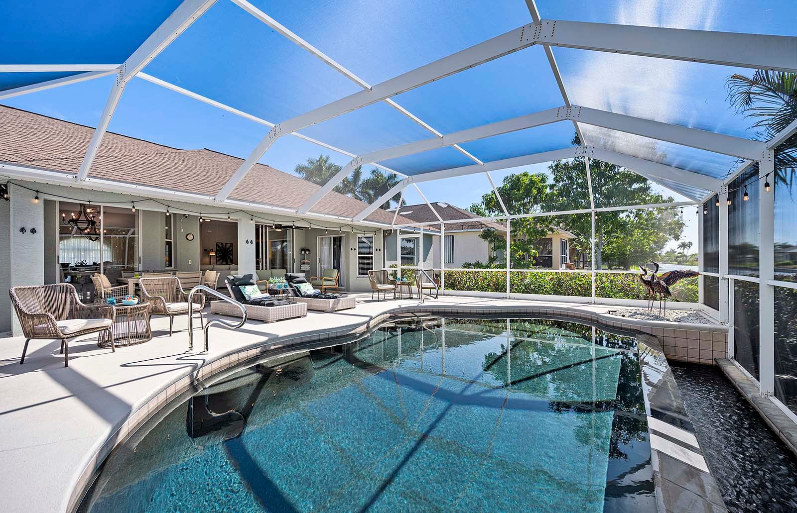 Genießen Sie das Leben im Freien und erfrischen Sie sich in diesem fantastischen Pool