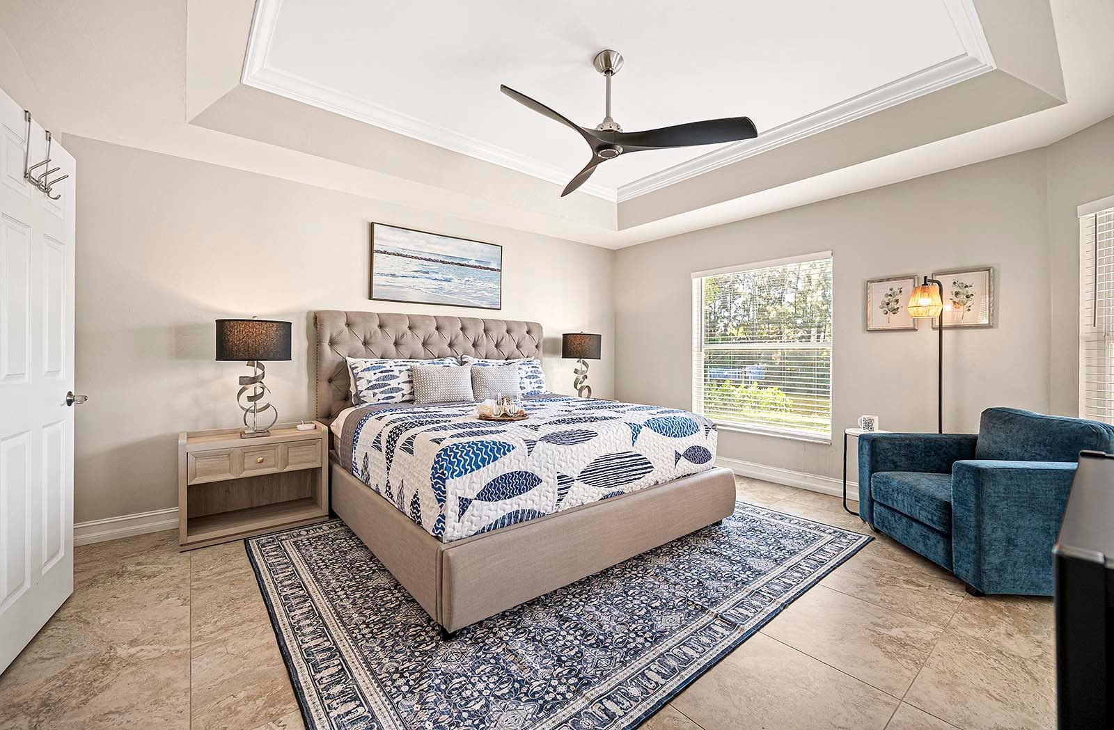 Hauptsuite mit Kingsize-Schlafzimmer und Blick auf die Veranda und den Pool