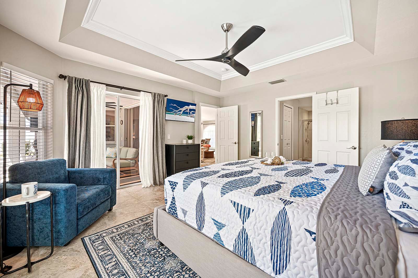 Hauptschlafzimmer mit eigenem Bad und Ausgang zur Veranda